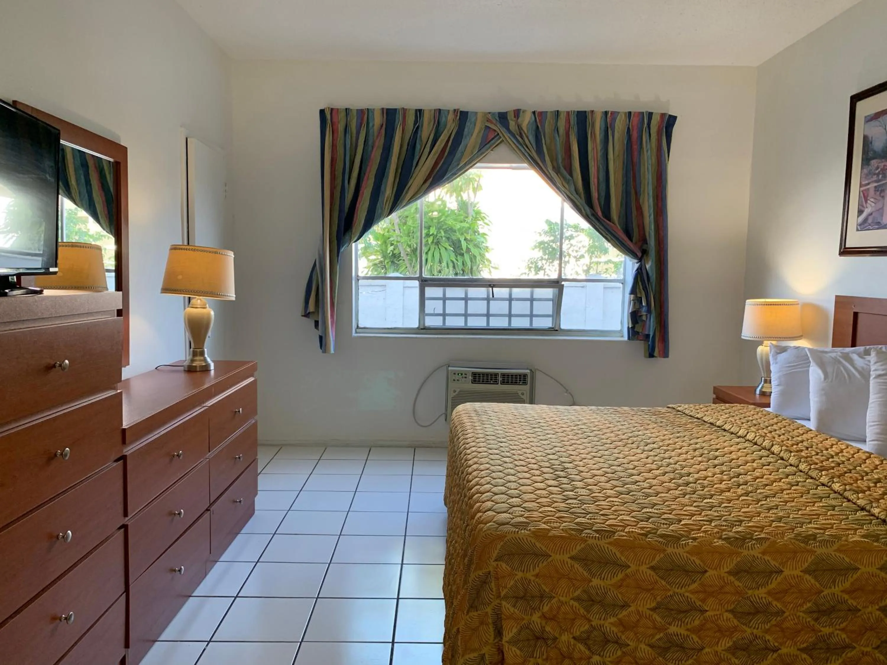 Bed in International Inn on the Bay