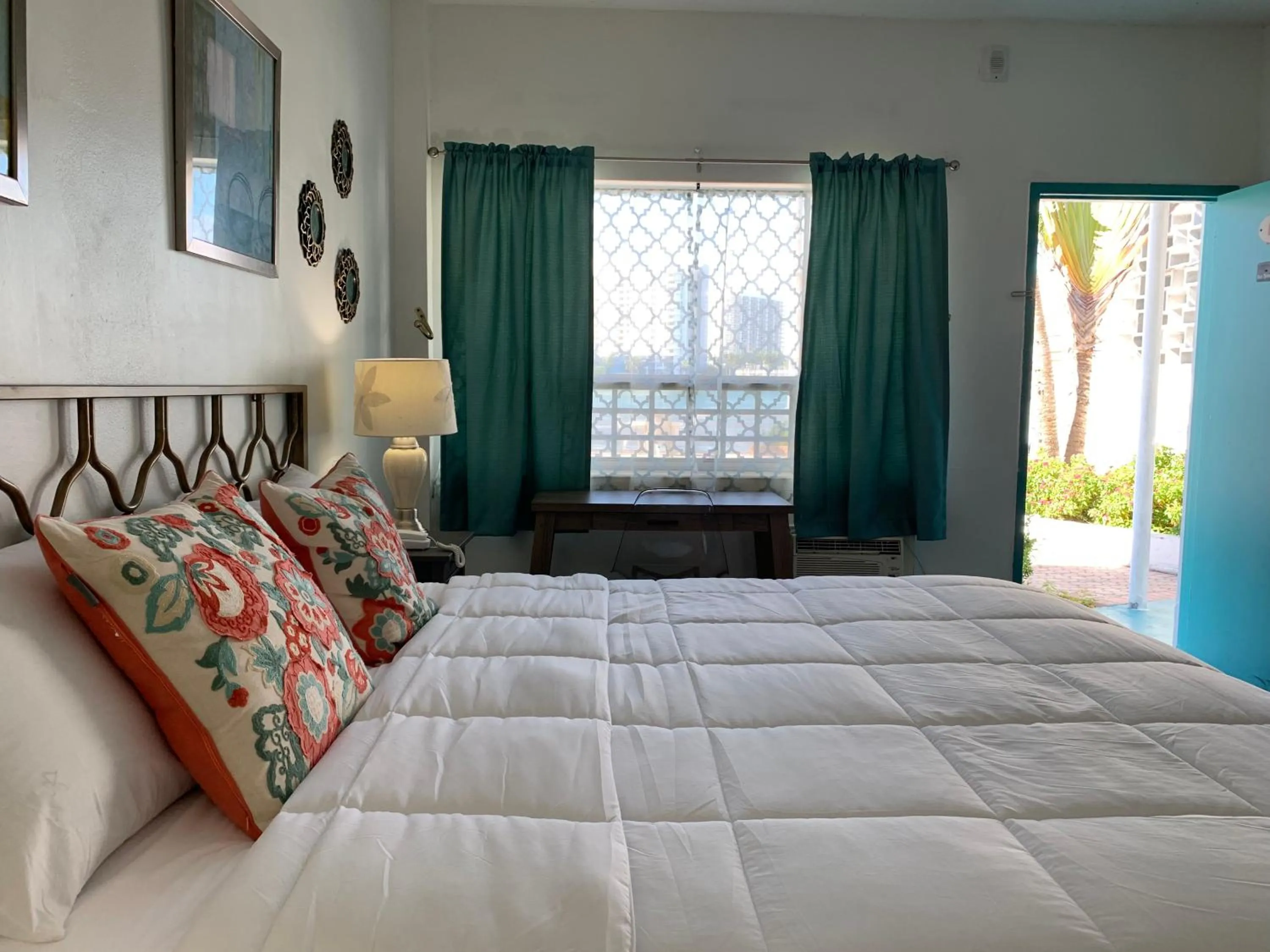 Bed in International Inn on the Bay