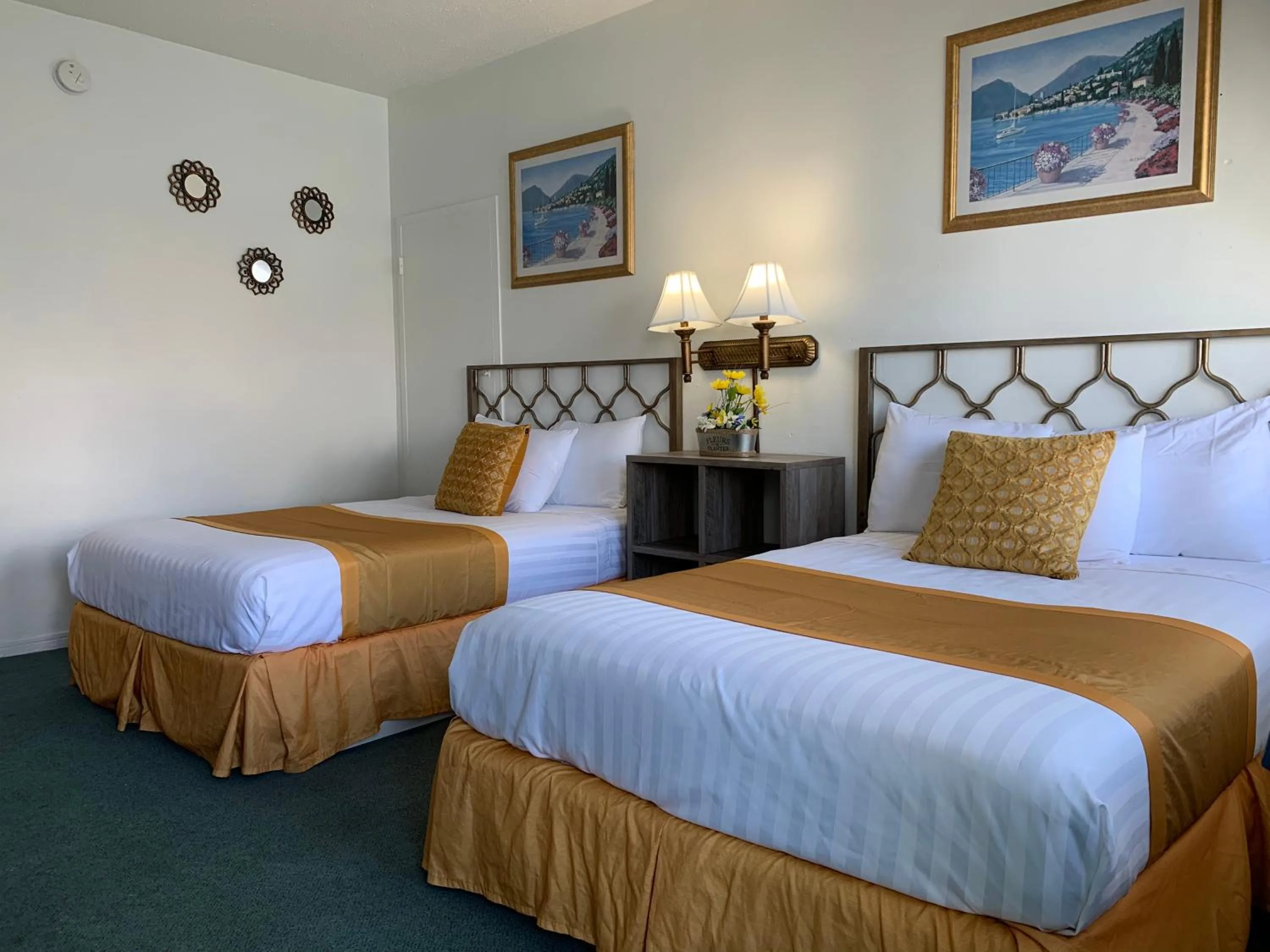 Photo of the whole room, Bed in International Inn on the Bay