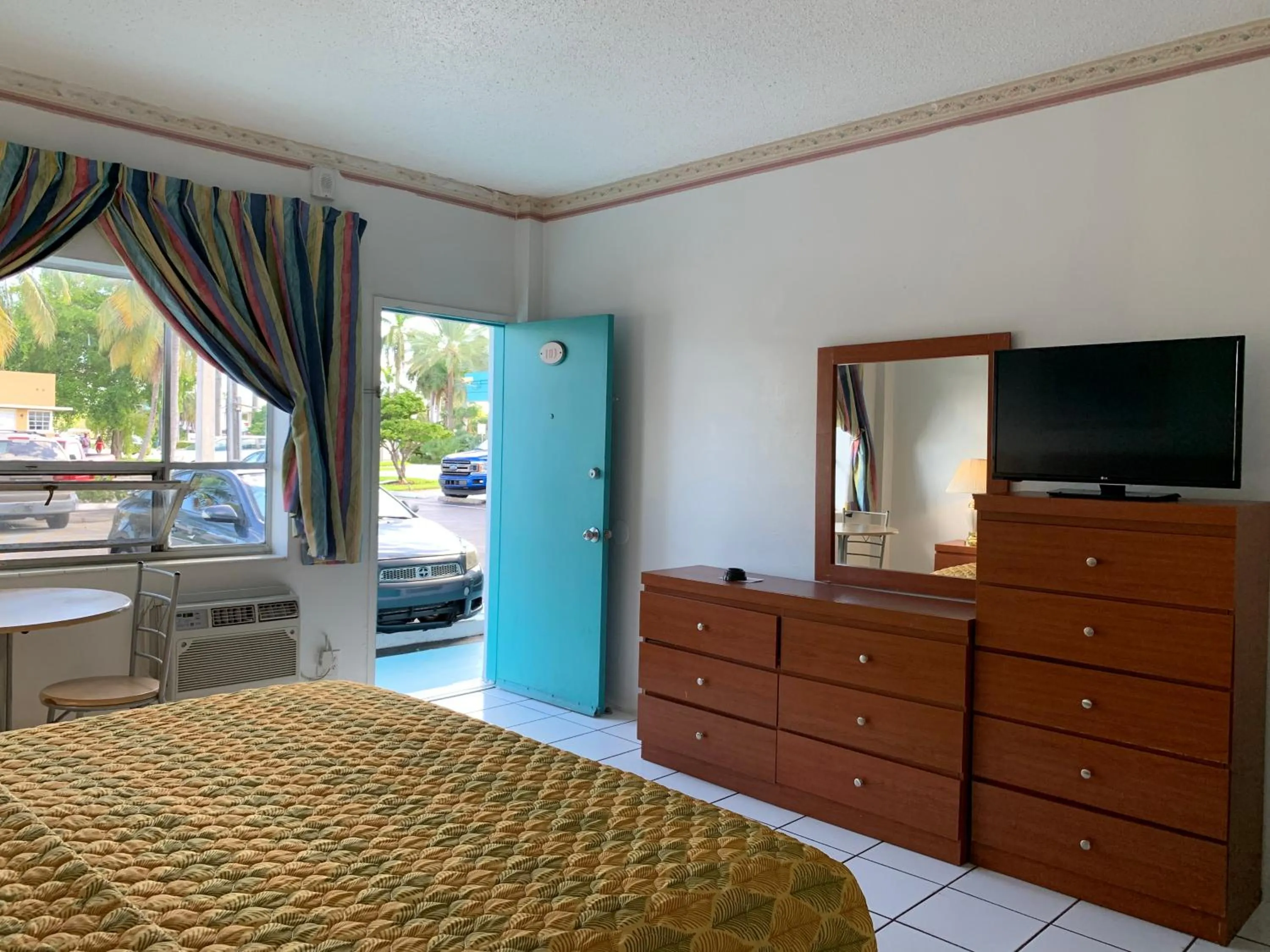 Bed in International Inn on the Bay