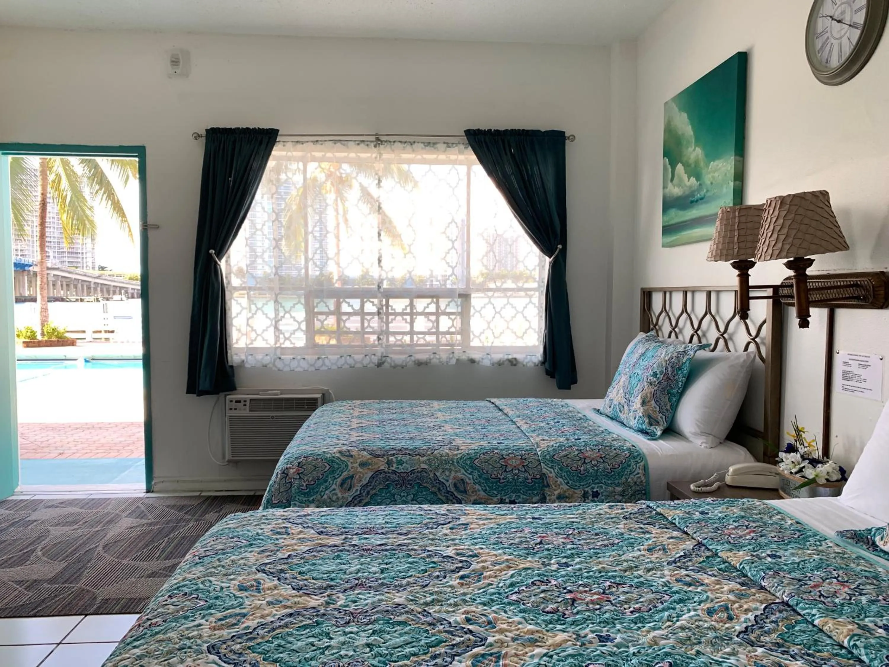 Photo of the whole room, Bed in International Inn on the Bay