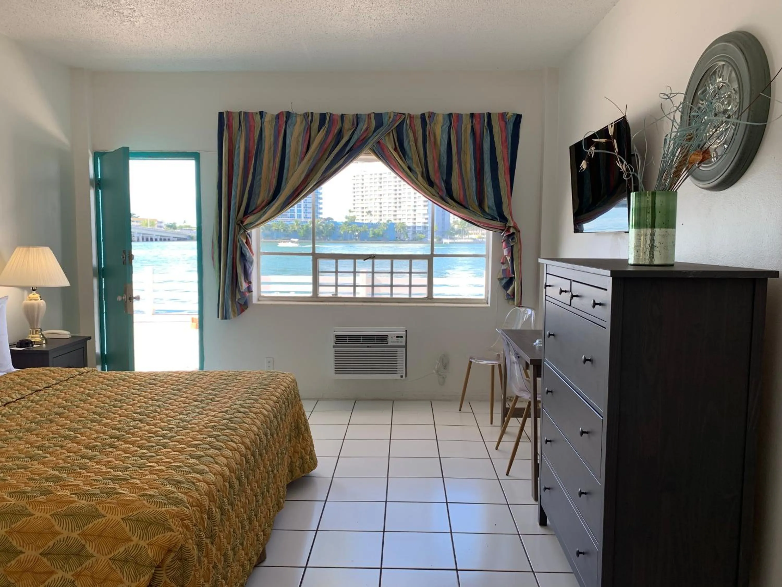 Bed in International Inn on the Bay