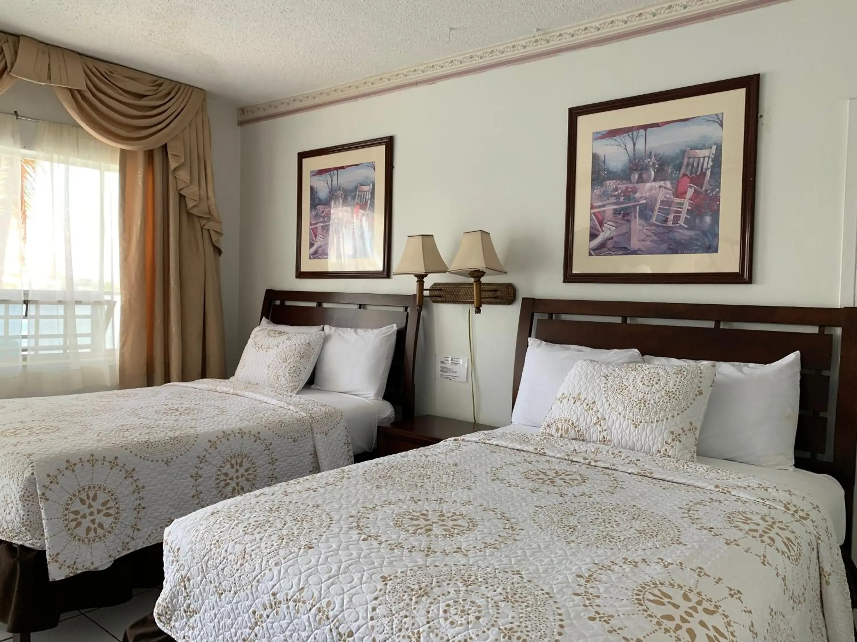 Double Room with Balcony in International Inn on the Bay Double Room with Balcony in International Inn on the Bay