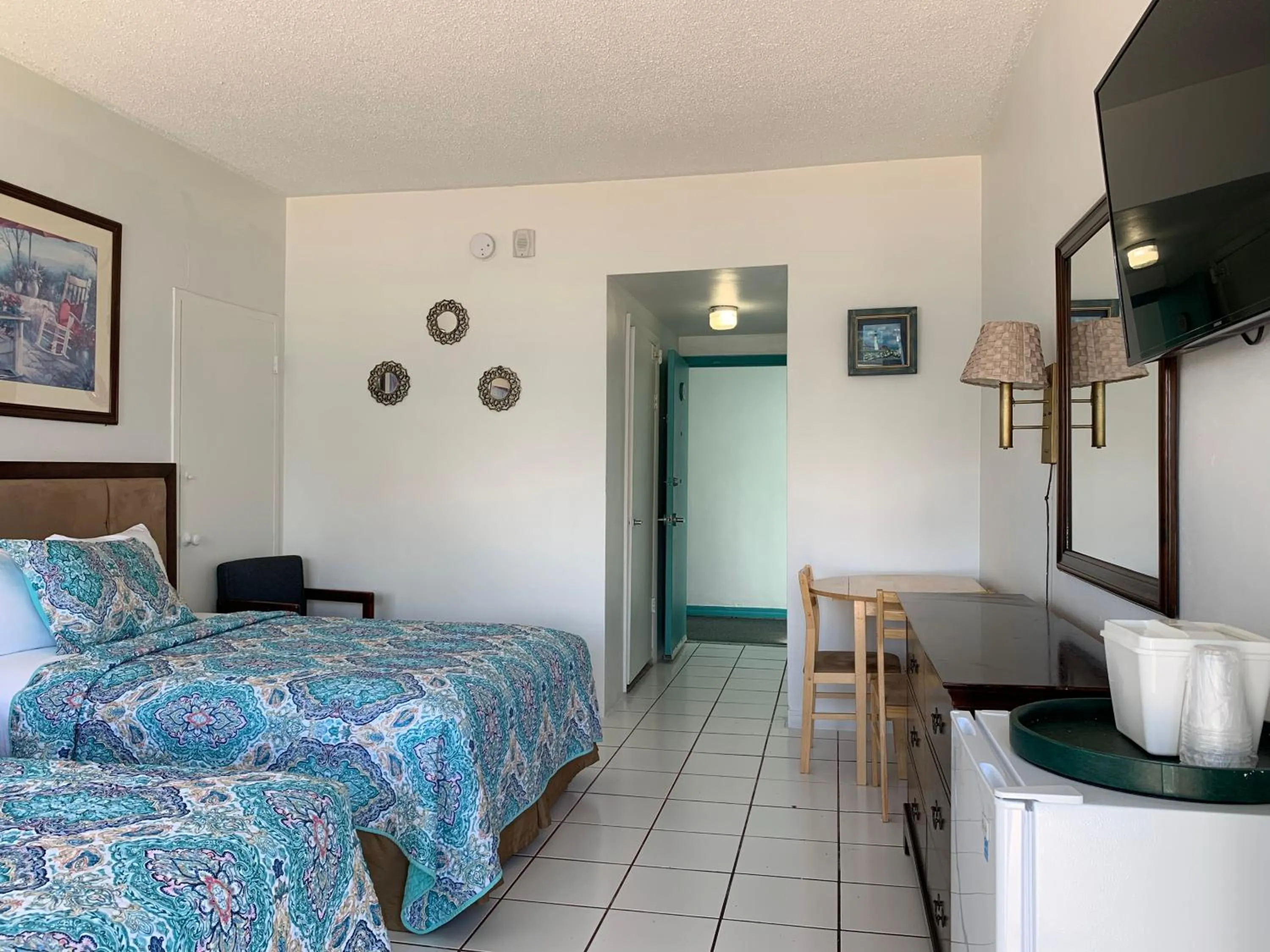 Photo of the whole room, Bed in International Inn on the Bay