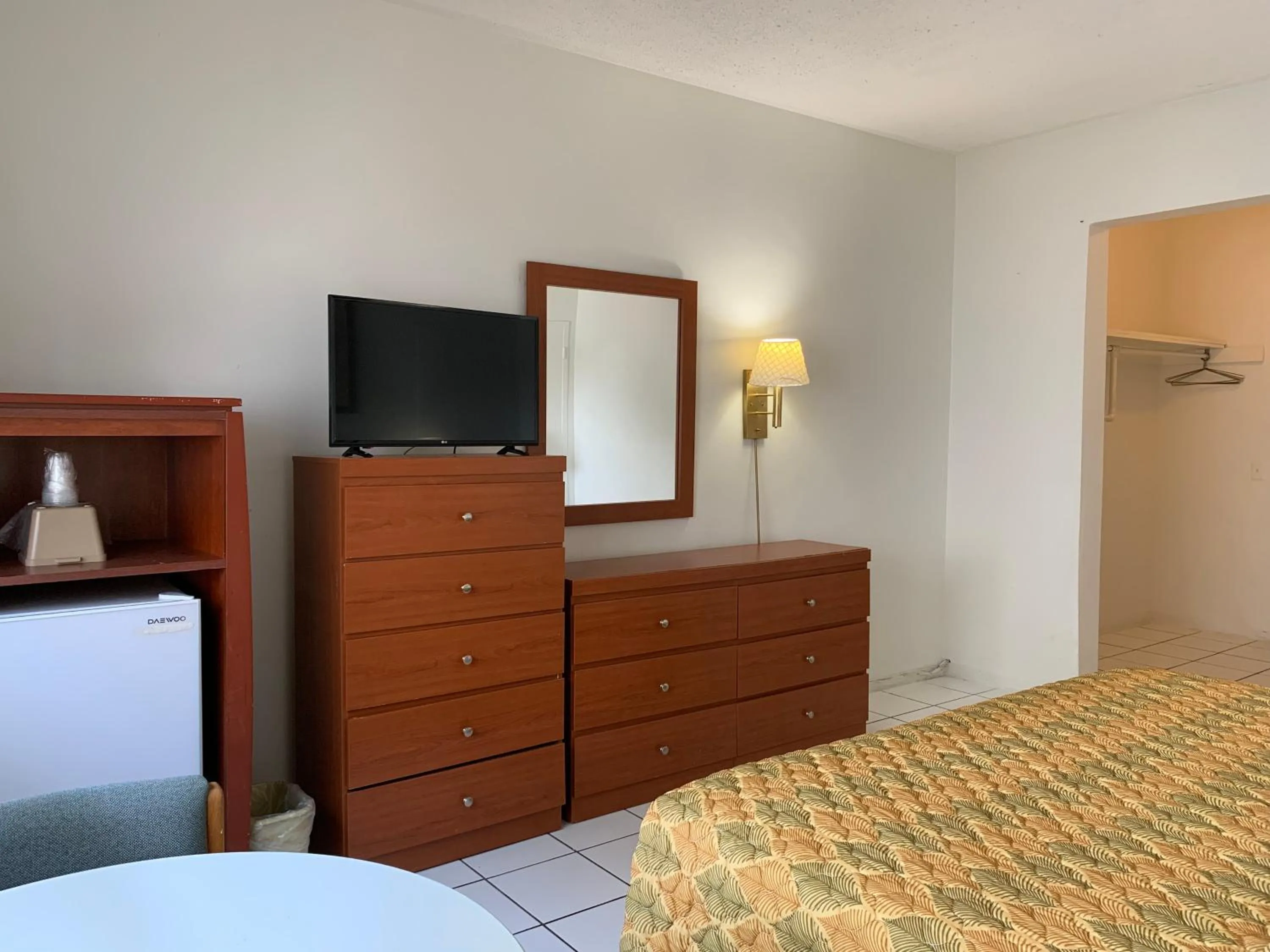 TV and multimedia, Bed in International Inn on the Bay