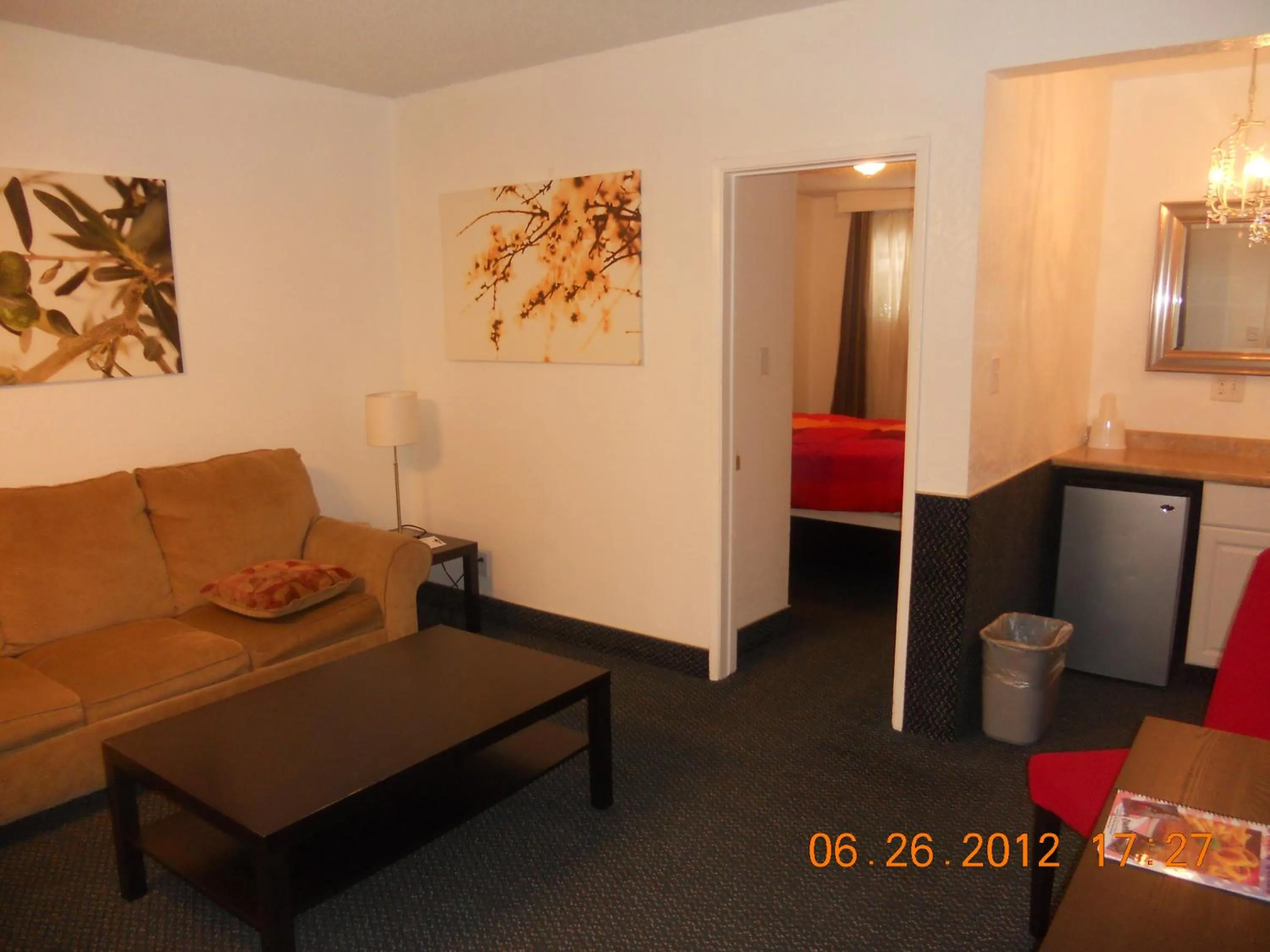 Living room in Tradewinds Airport Hotel