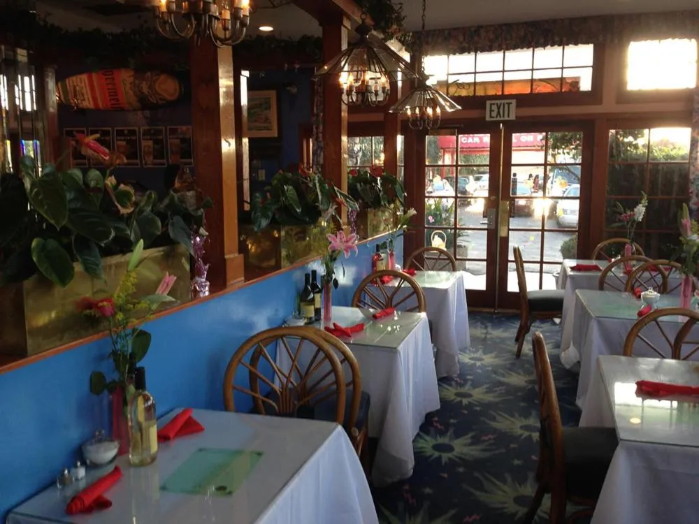 Restaurant/places to eat in Tradewinds Airport Hotel