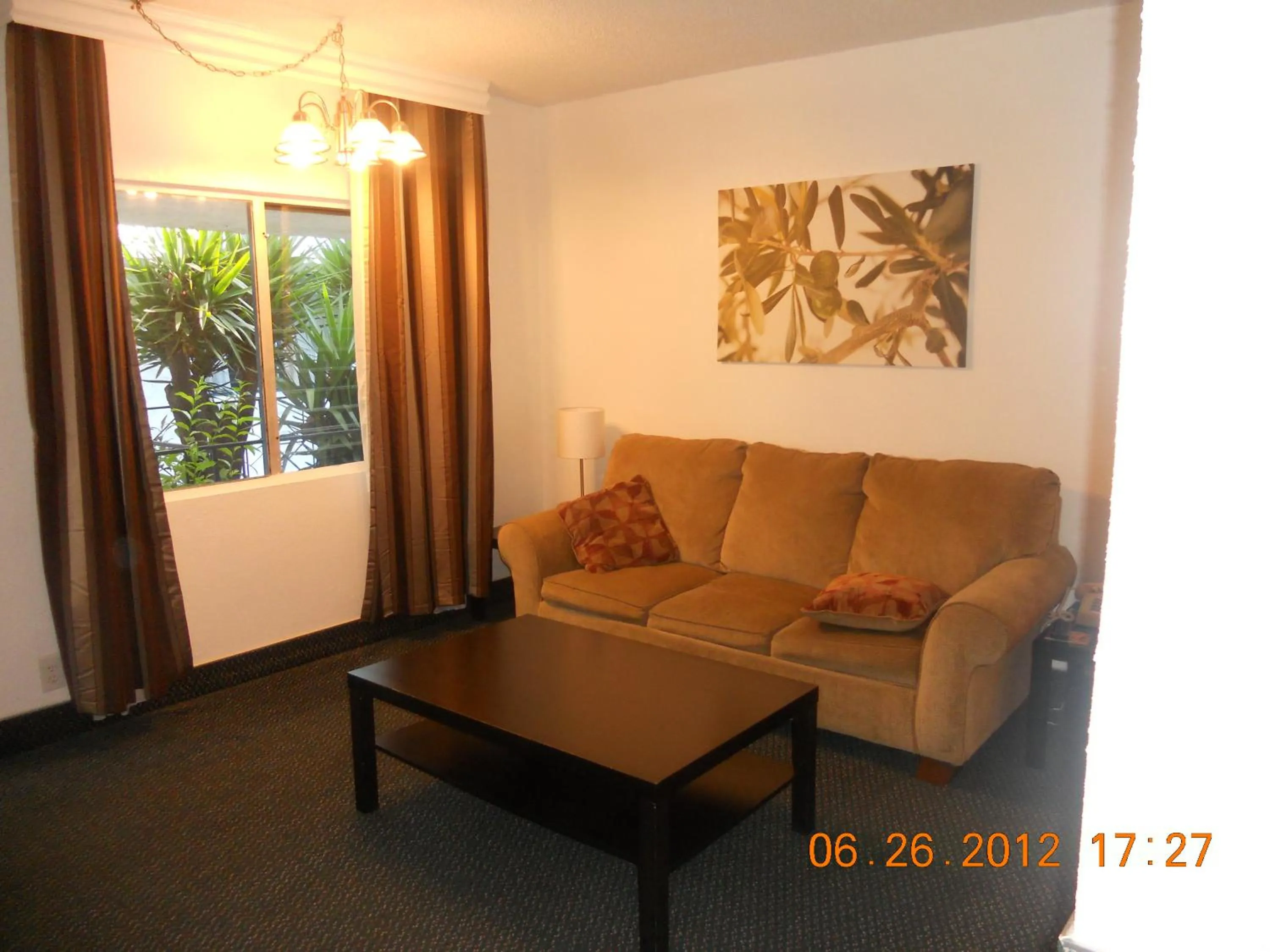 Living room in Tradewinds Airport Hotel