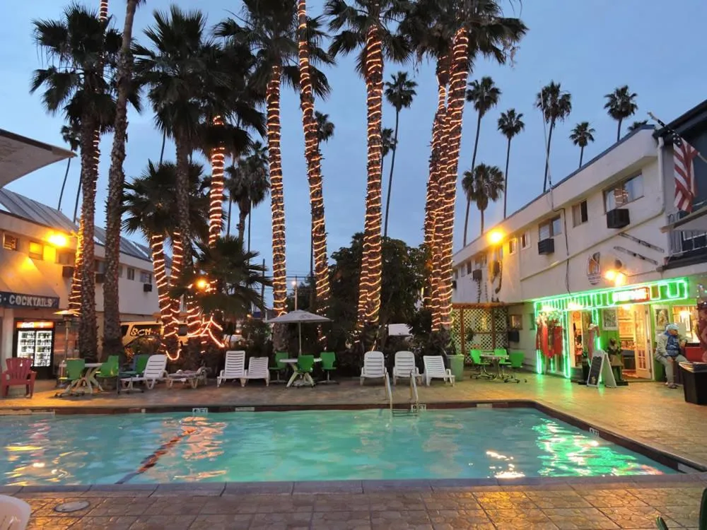 Swimming pool in Tradewinds Airport Hotel