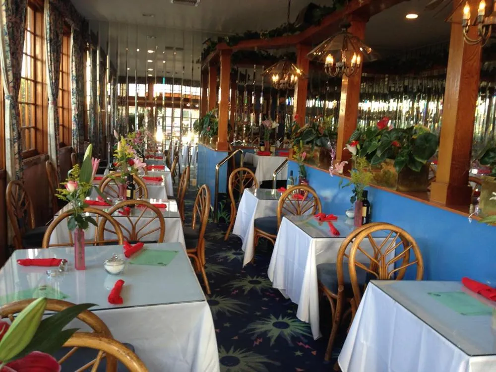 Restaurant/places to eat in Tradewinds Airport Hotel