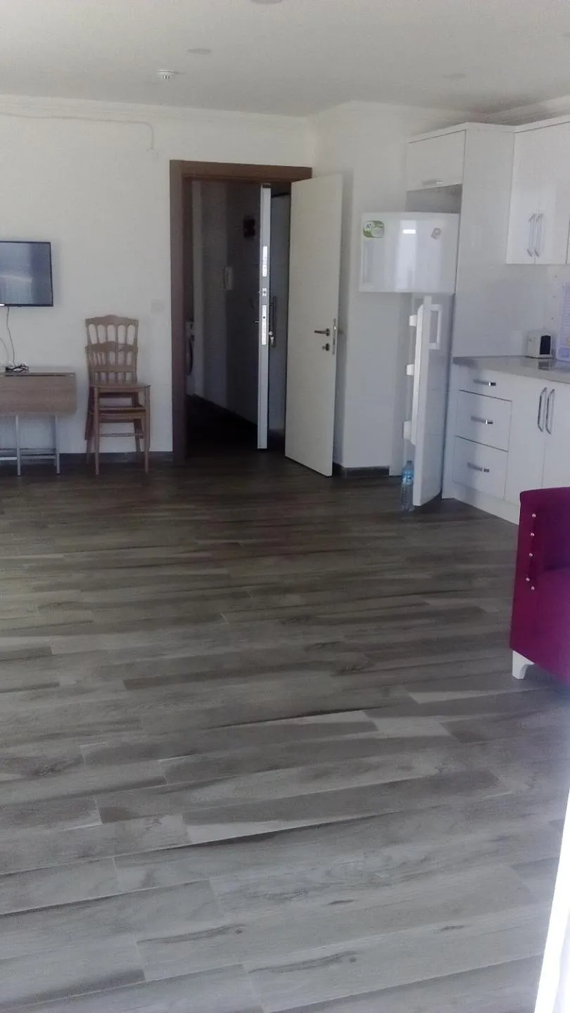 Kitchen or kitchenette in ÇİÇEK APART OTEL