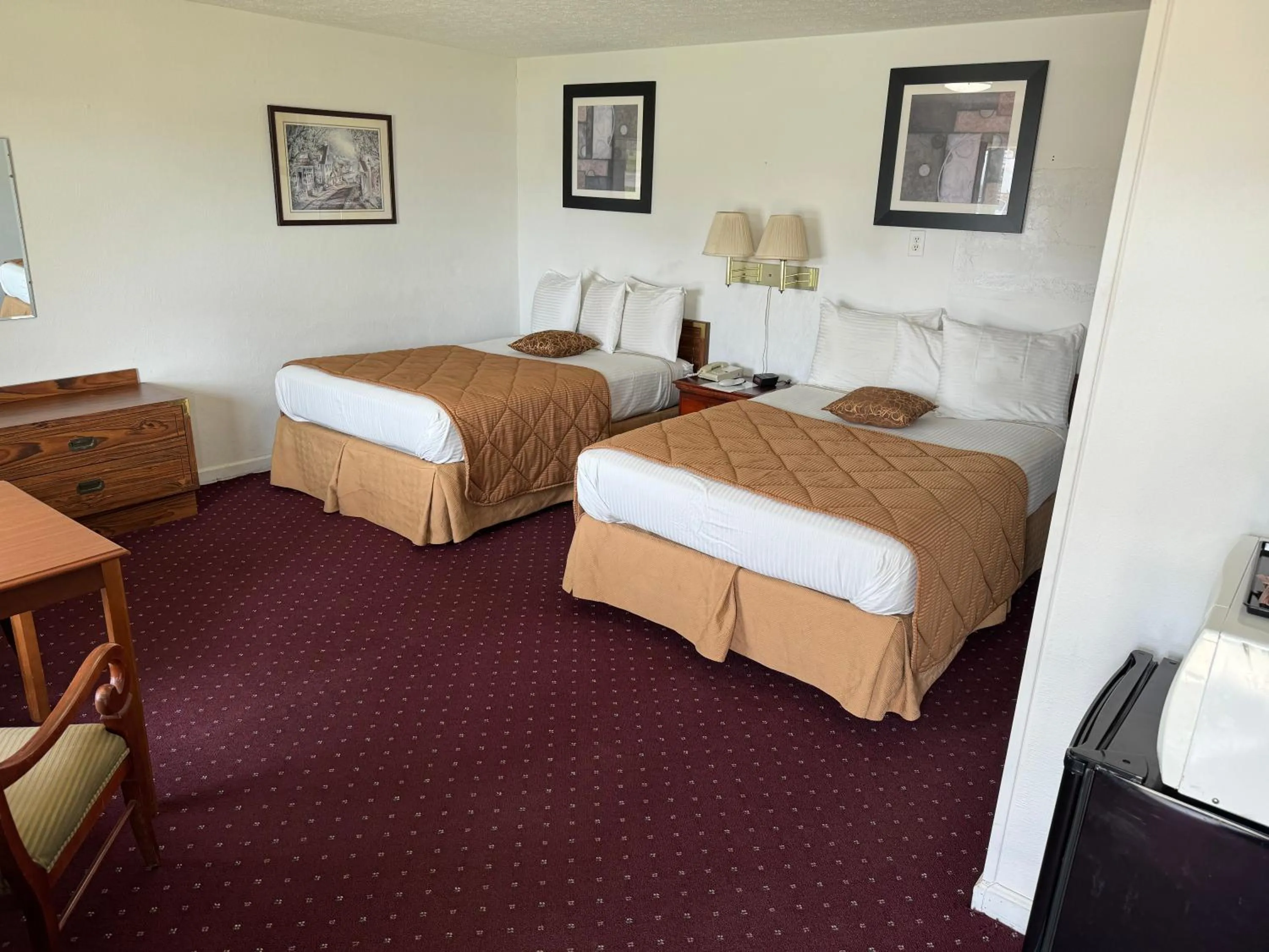 Photo of the whole room, Bed in Royal Inn