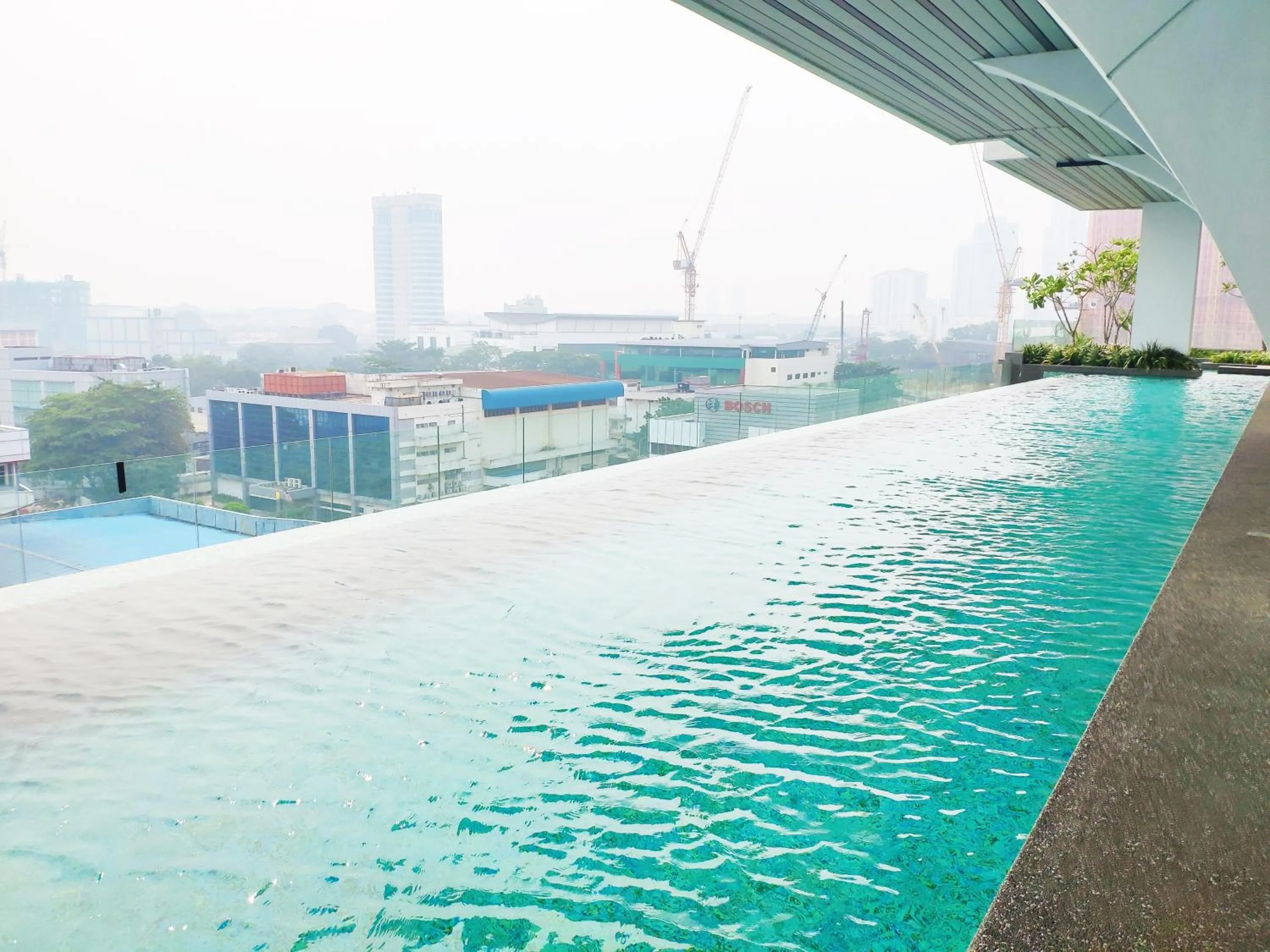 Swimming pool in 5-Star Apartment + Infinity Pool, 4 pax, 1 min to Jaya One
