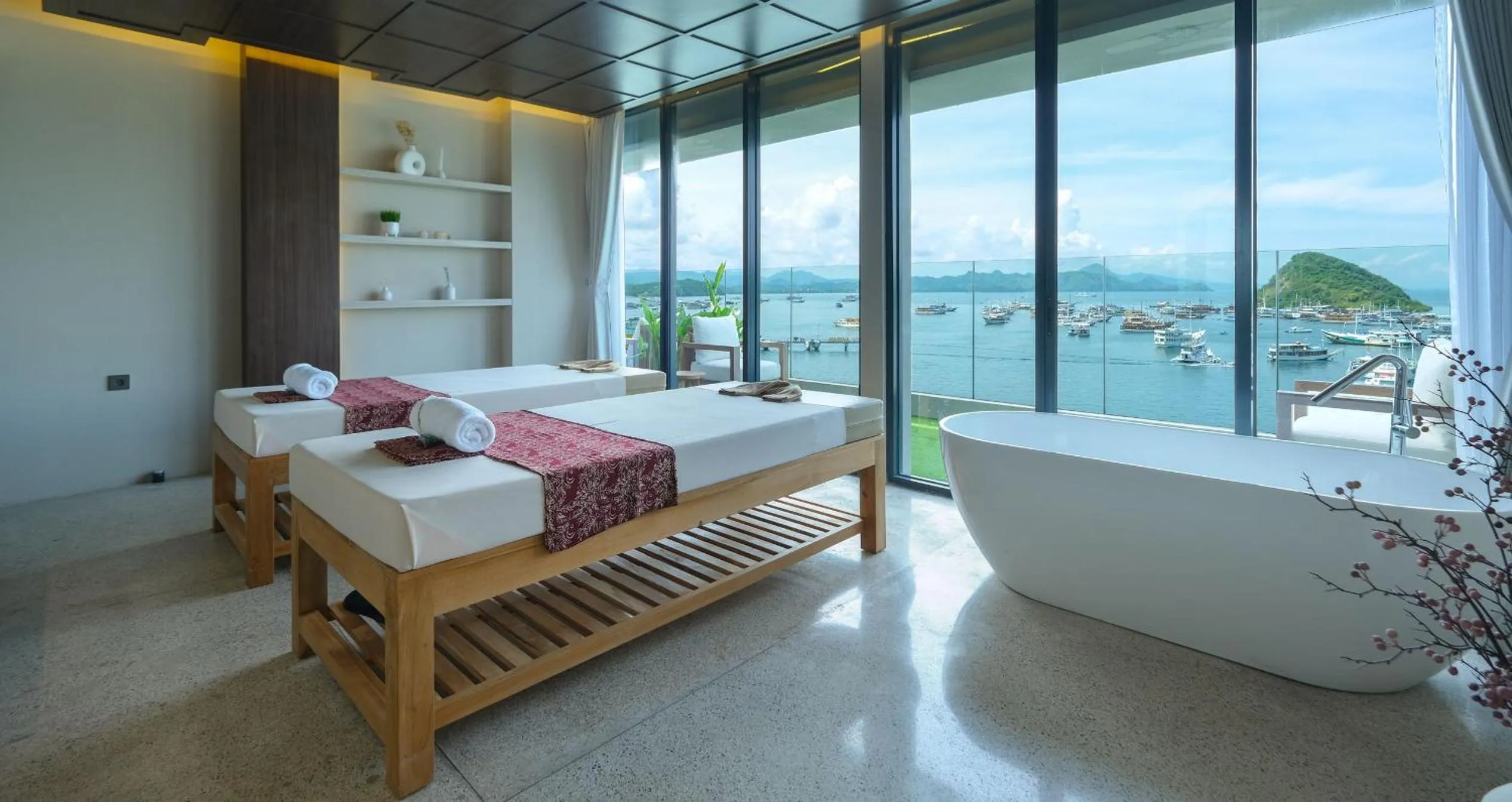 Massage, Bed in Meruorah Komodo Labuan Bajo