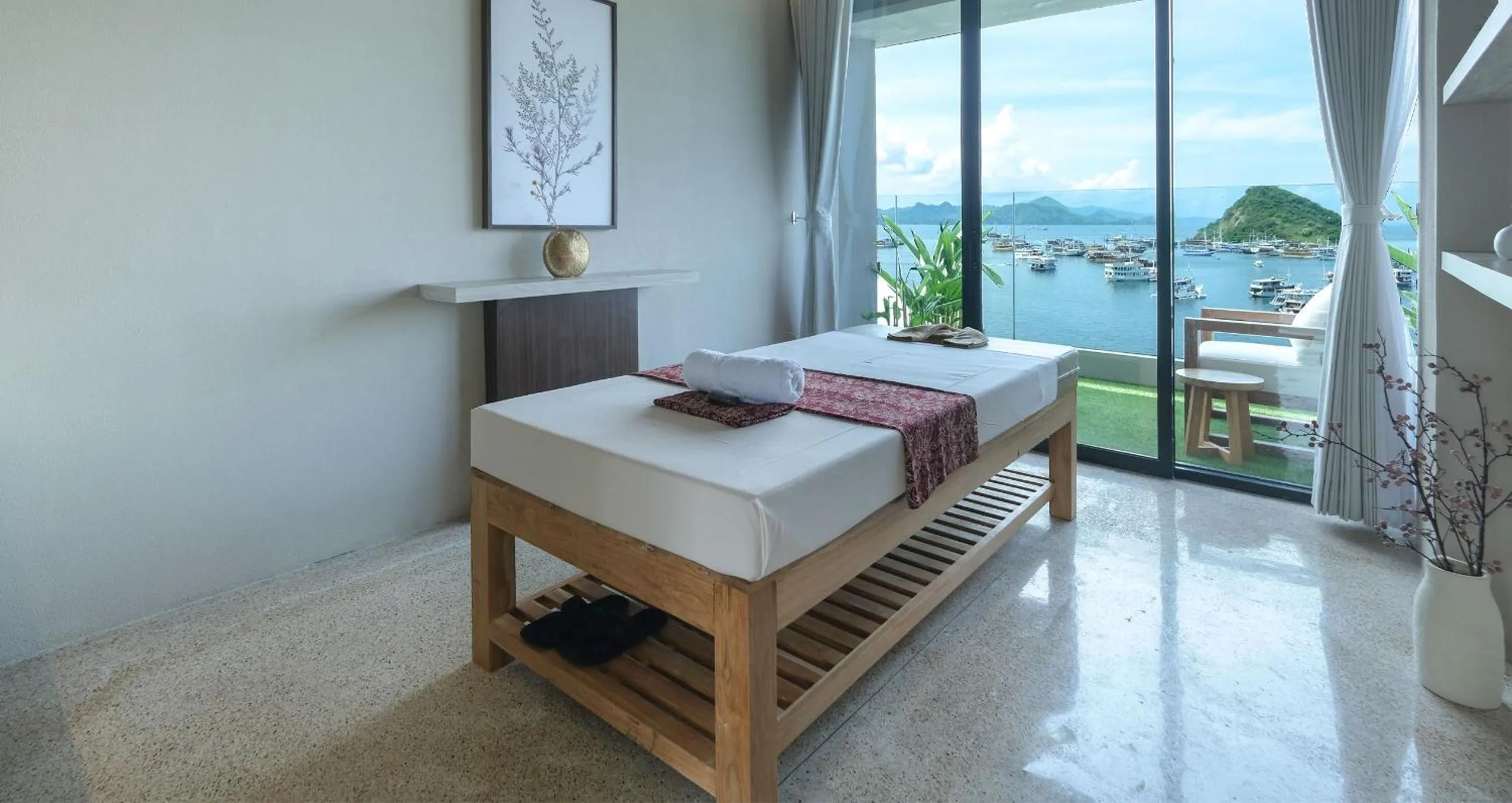 Massage, Bed in Meruorah Komodo Labuan Bajo