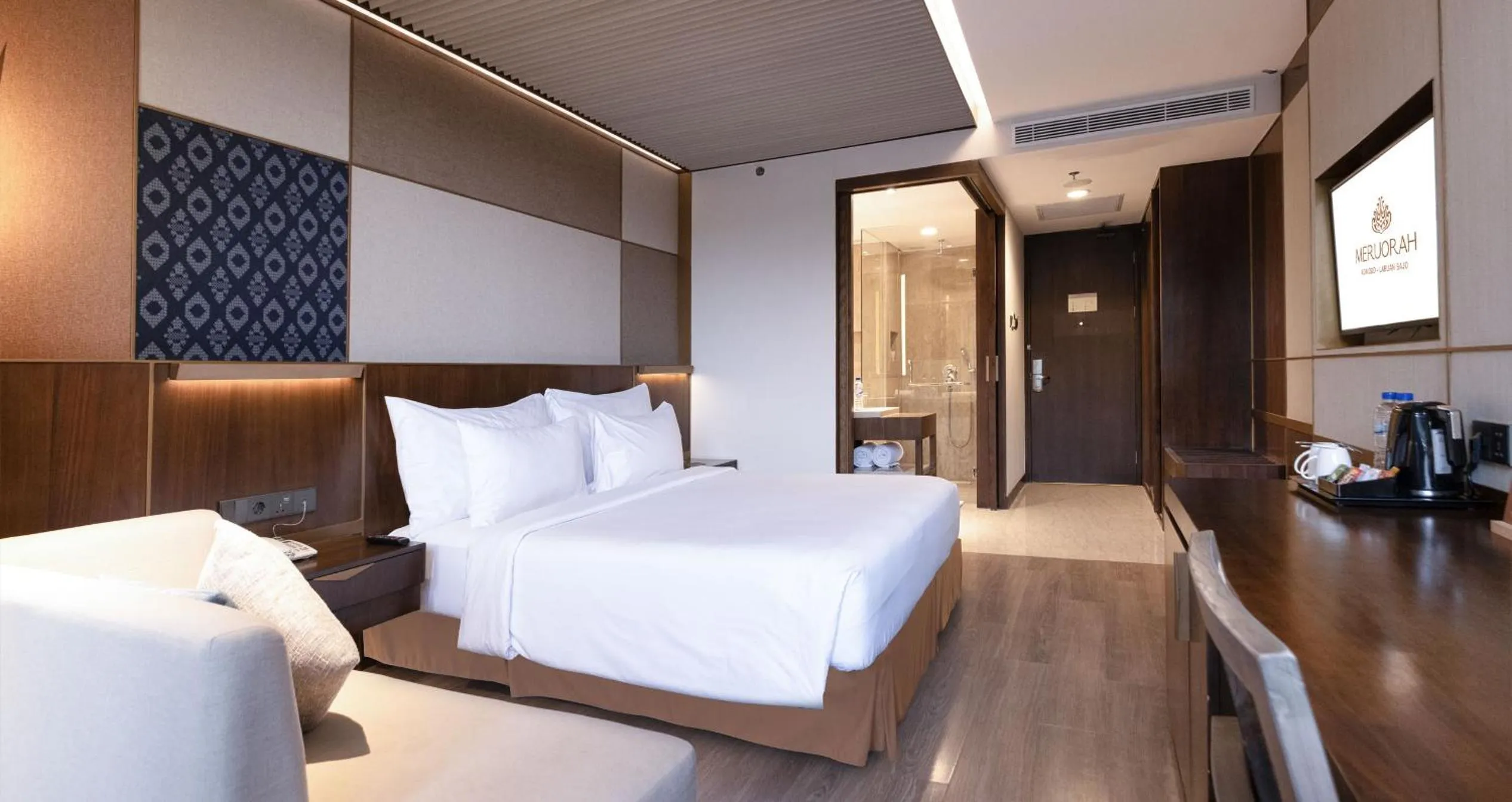 Bed in Meruorah Komodo Labuan Bajo