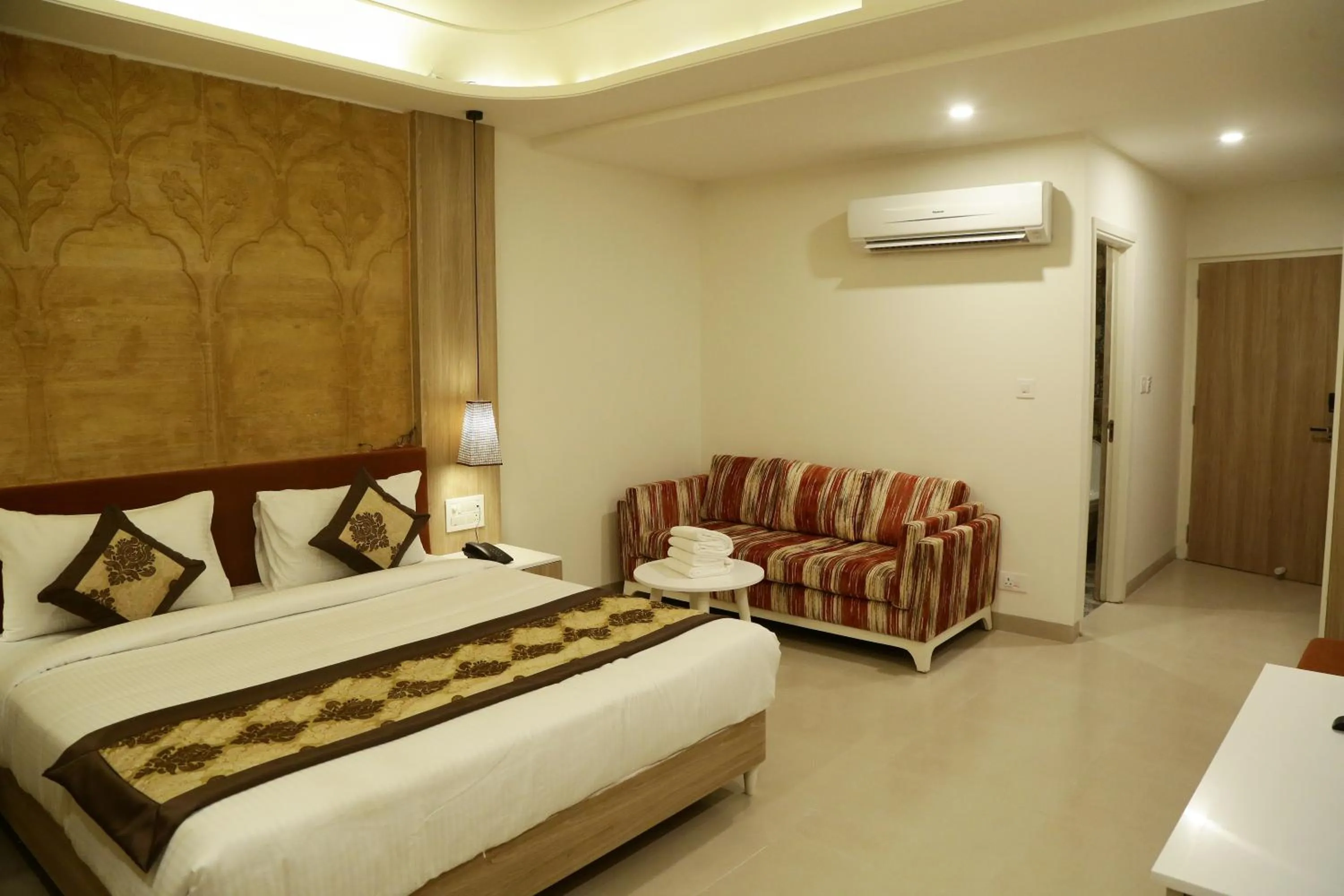 Photo of the whole room in Hotel Ratangarh Palace