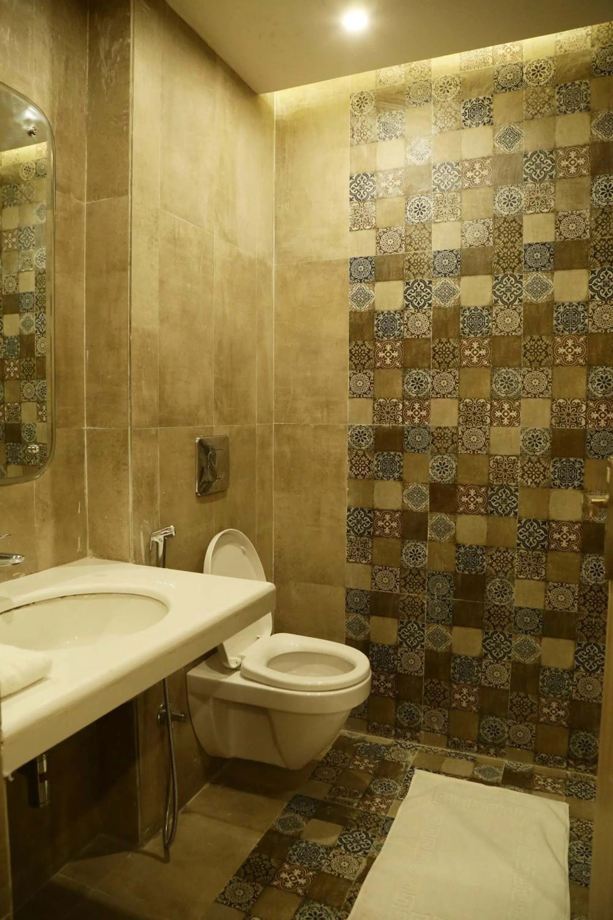 Toilet in Hotel Ratangarh Palace