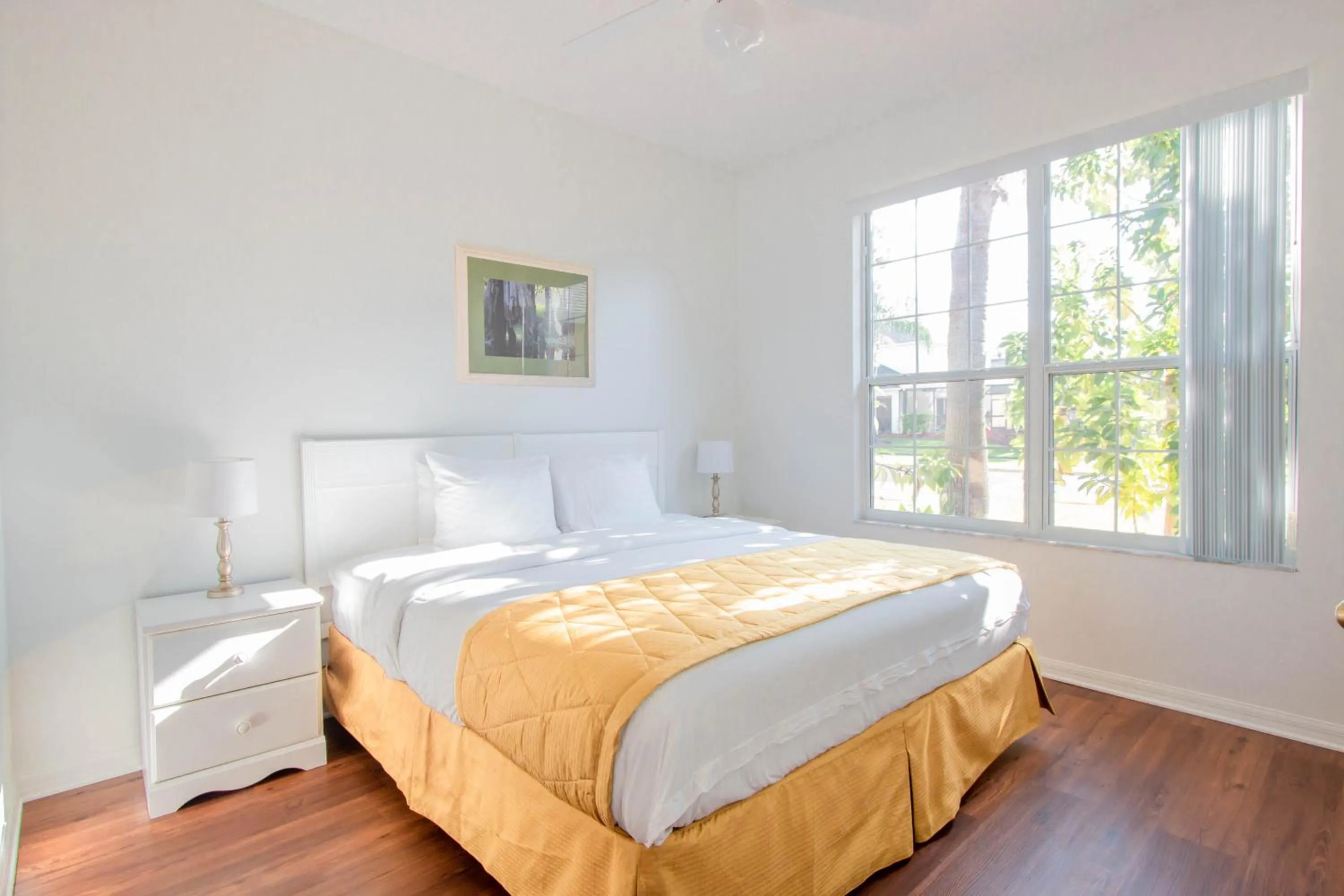 Bed in Berkley Lake Townhomes