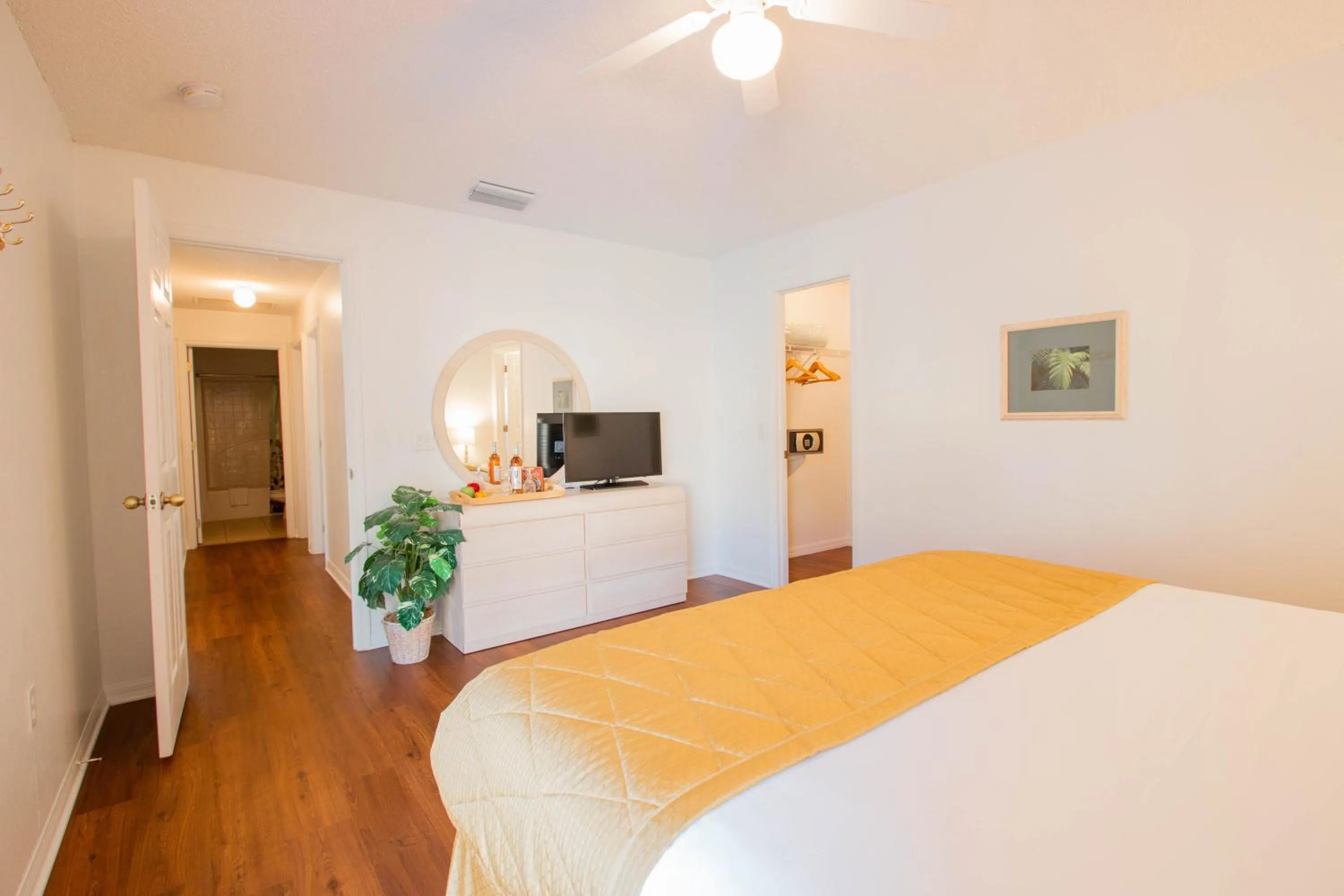 Bed in Berkley Lake Townhomes