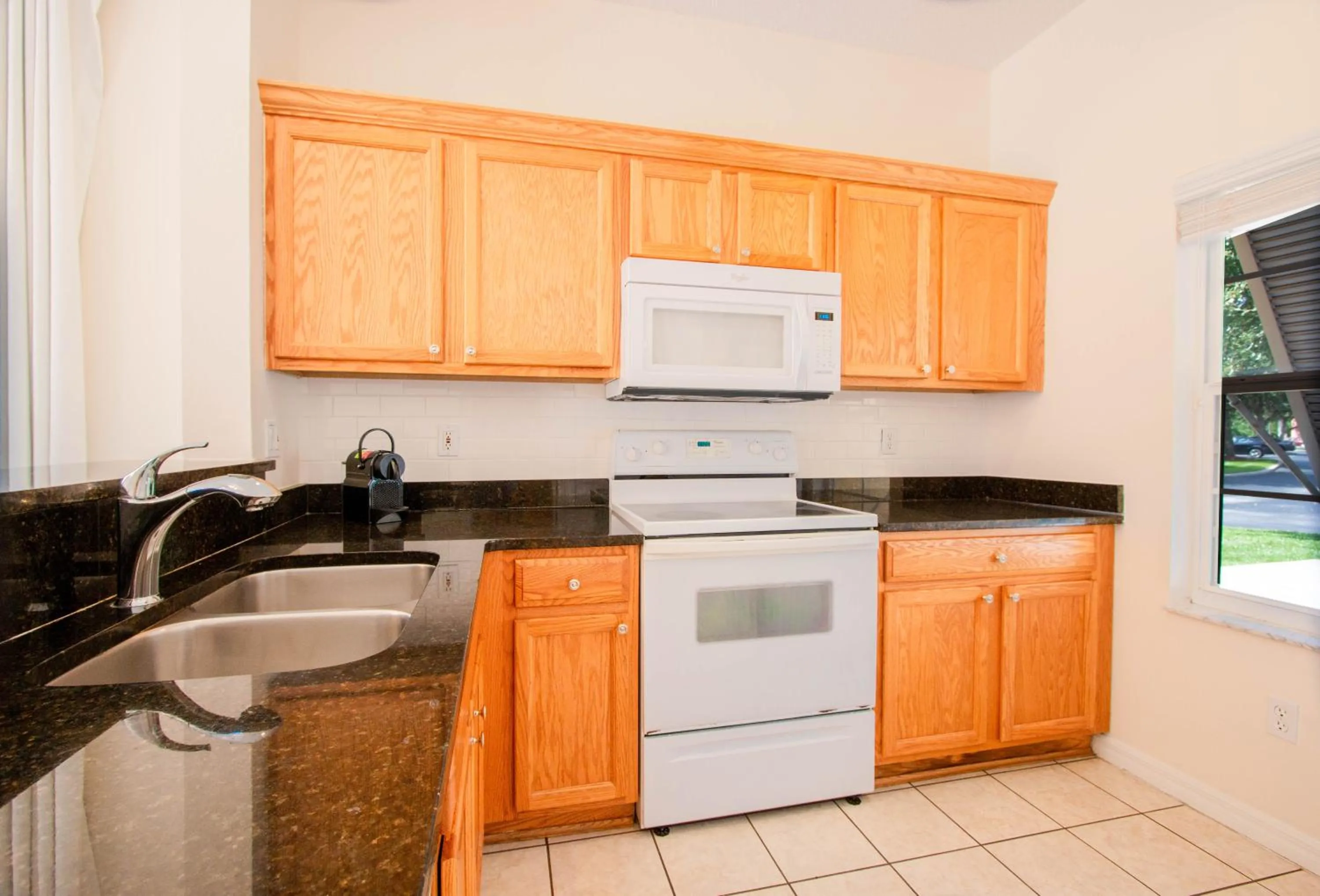 Coffee/tea facilities in Berkley Lake Townhomes