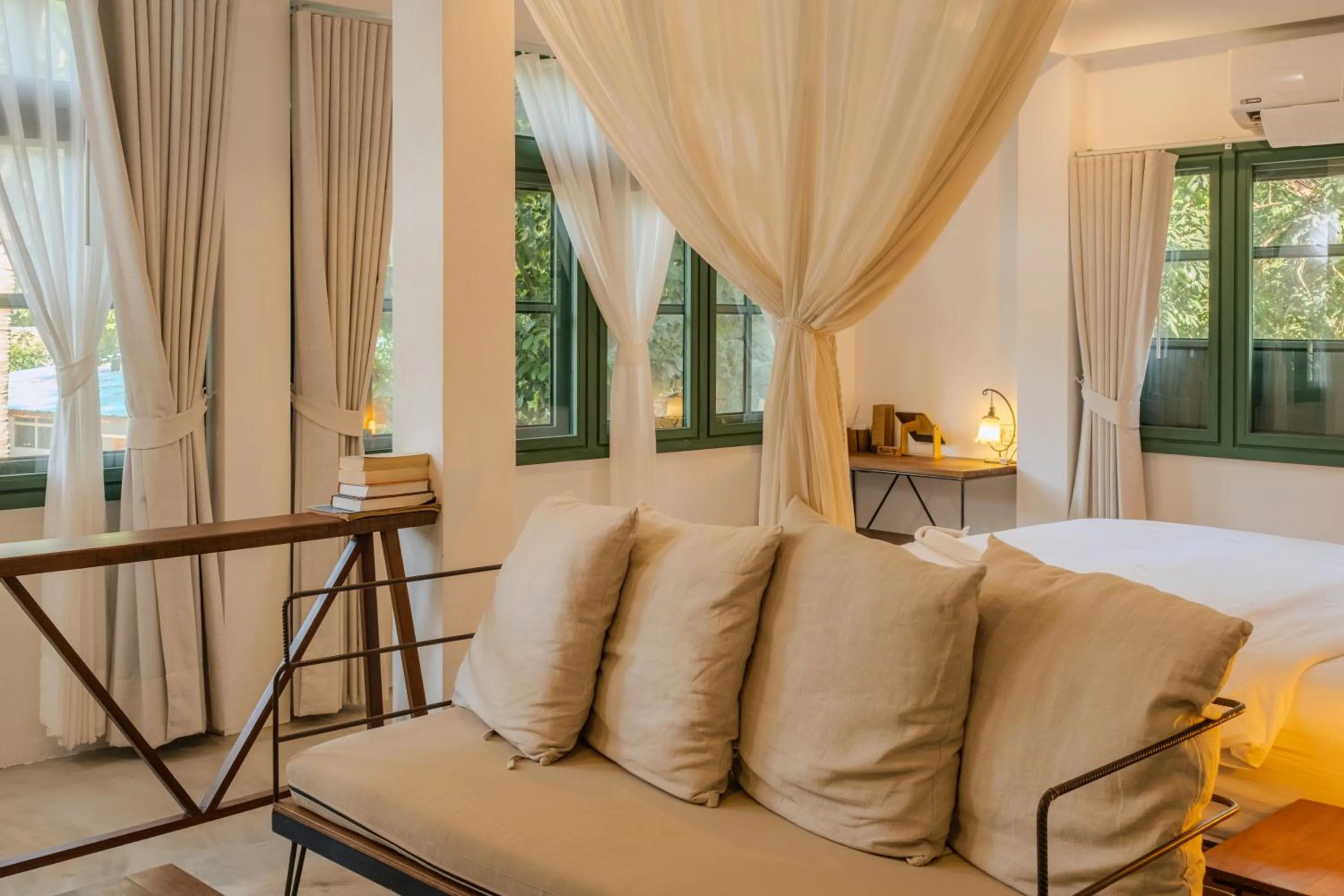 Photo of the whole room, Bed in Big Tree Boutique Hotel