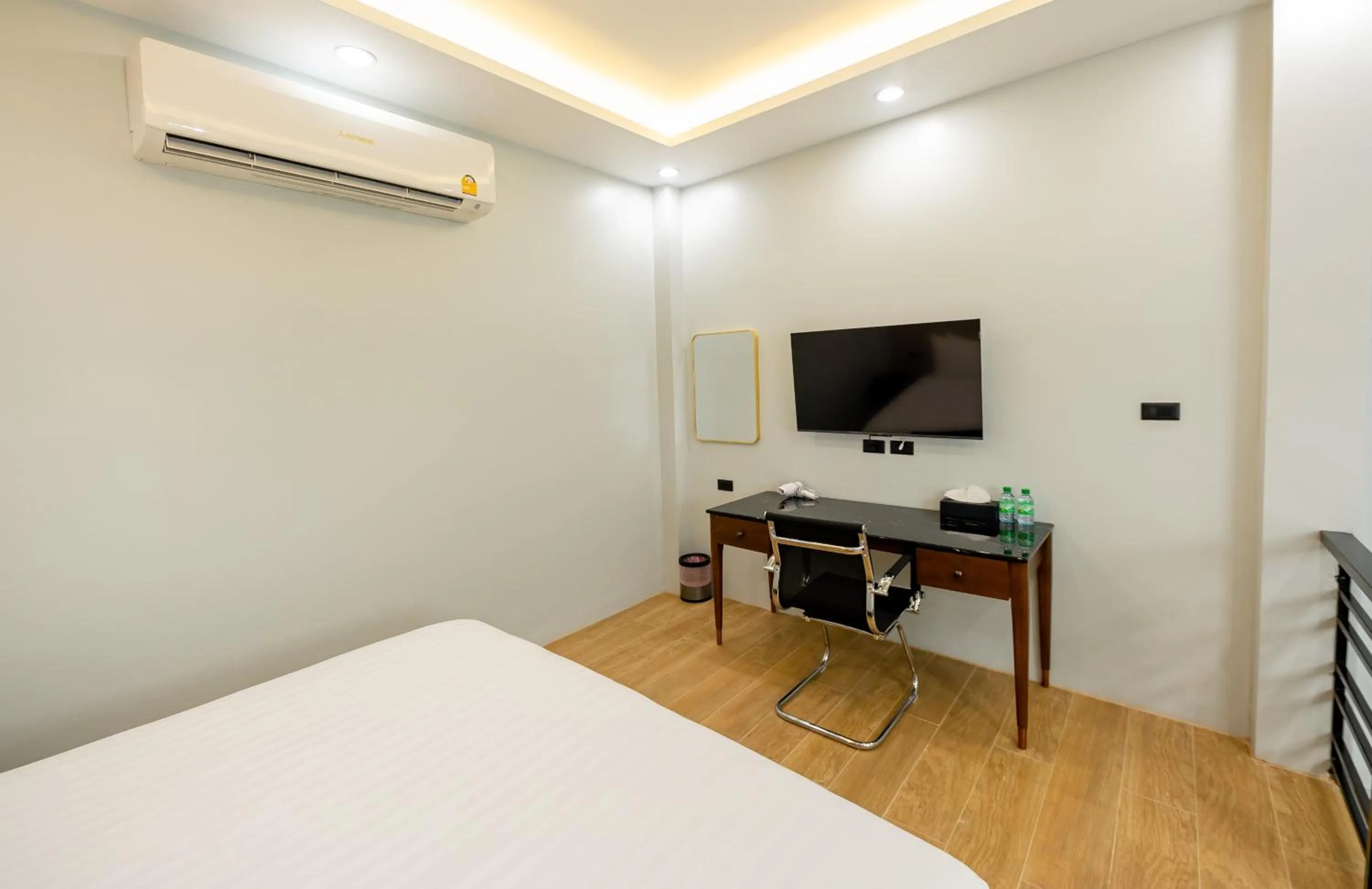 Photo of the whole room, Bed in TOBEDzZ HOTEL