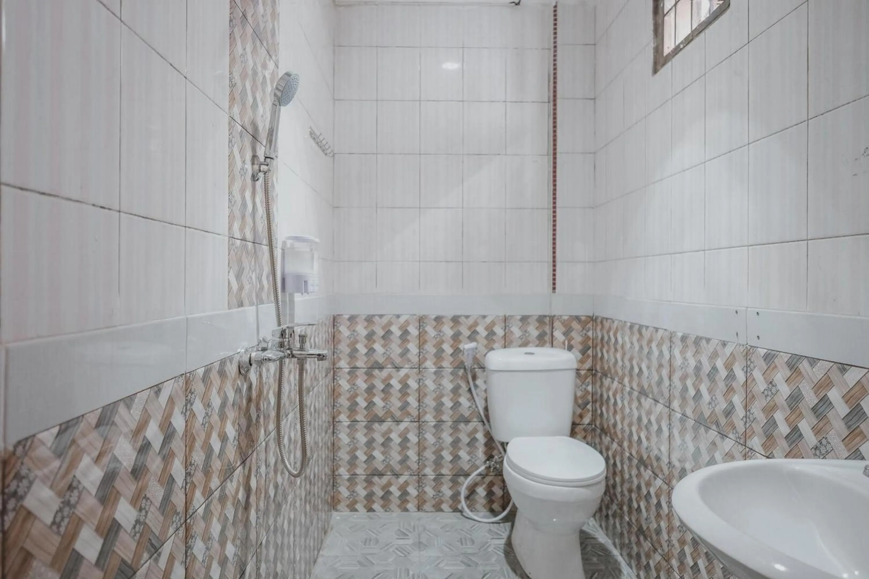 Bathroom in RedDoorz Plus near Istana Maimun Medan