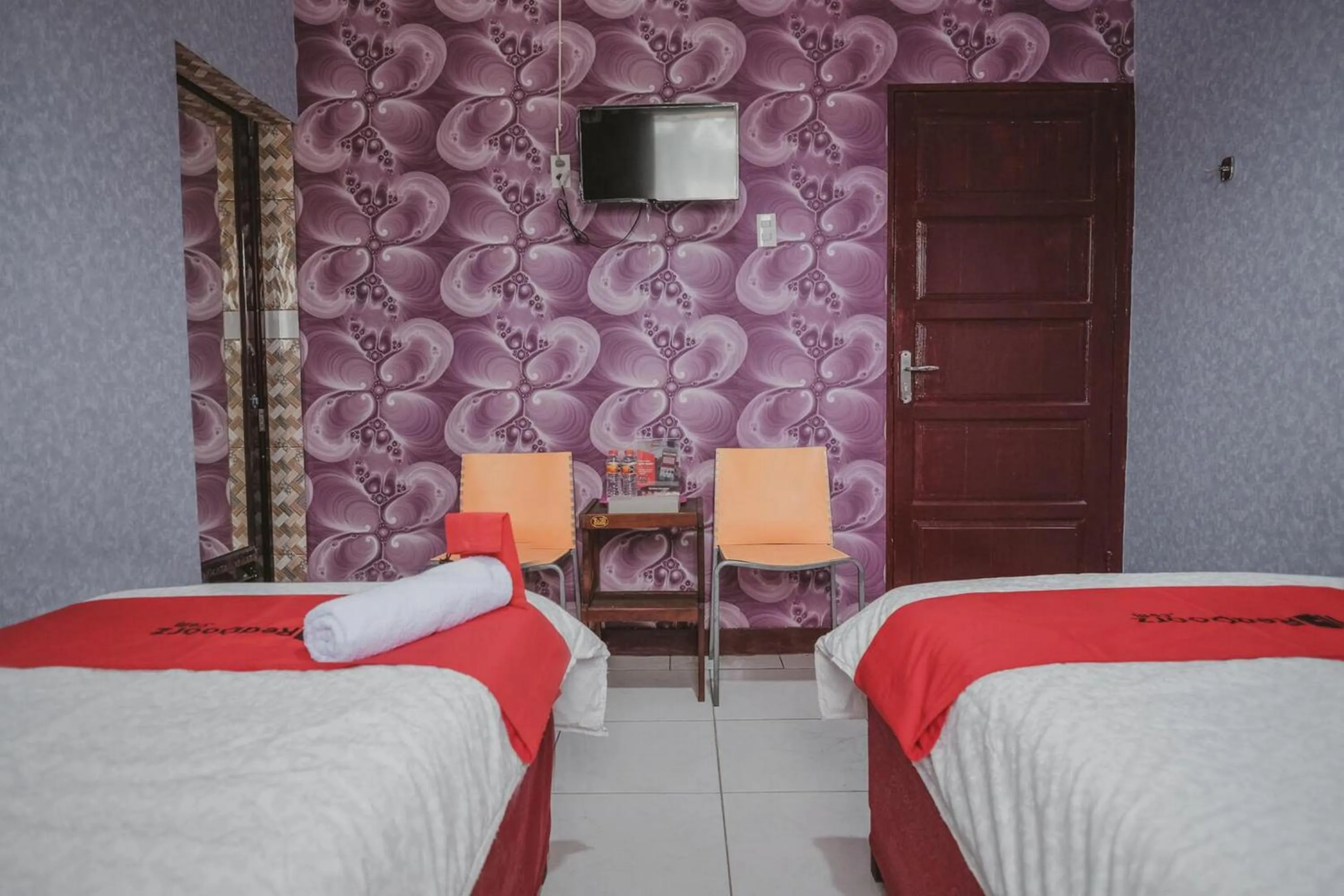 Bedroom, Bed in RedDoorz Plus near Istana Maimun Medan