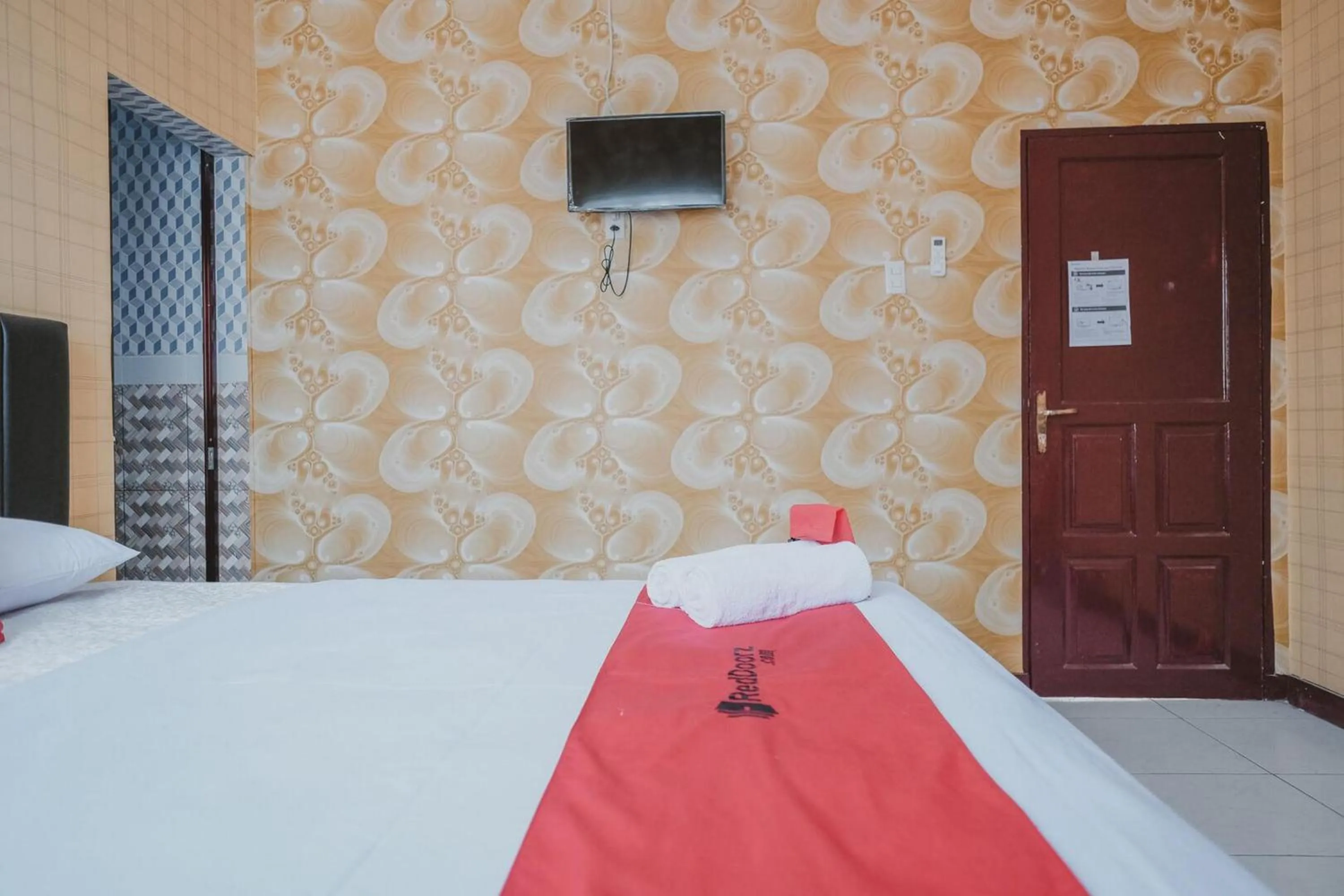 Bedroom, Bed in RedDoorz Plus near Istana Maimun Medan