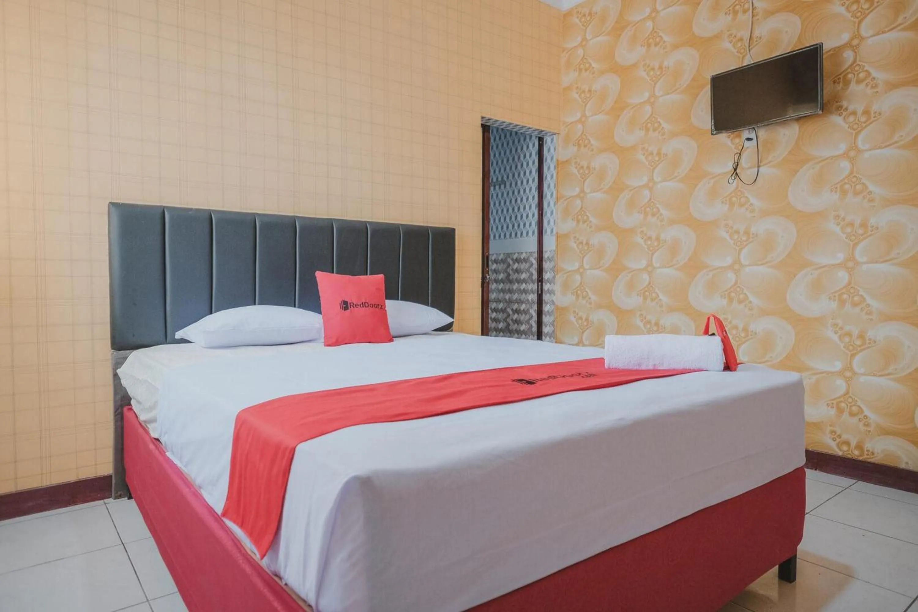 Bedroom, Bed in RedDoorz Plus near Istana Maimun Medan