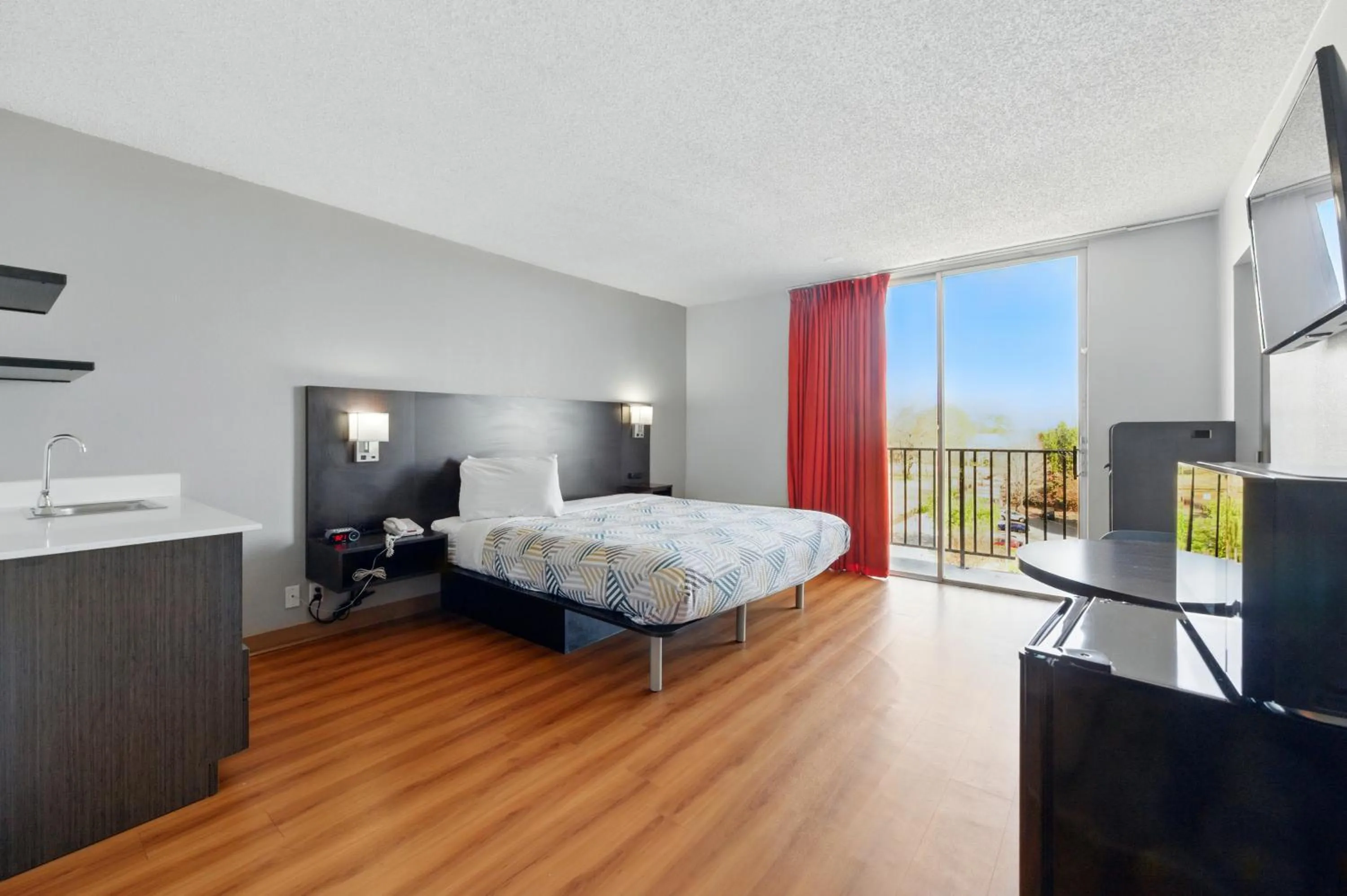 Photo of the whole room, Bed in Motel 6-Atlanta, GA - Atlanta Airport