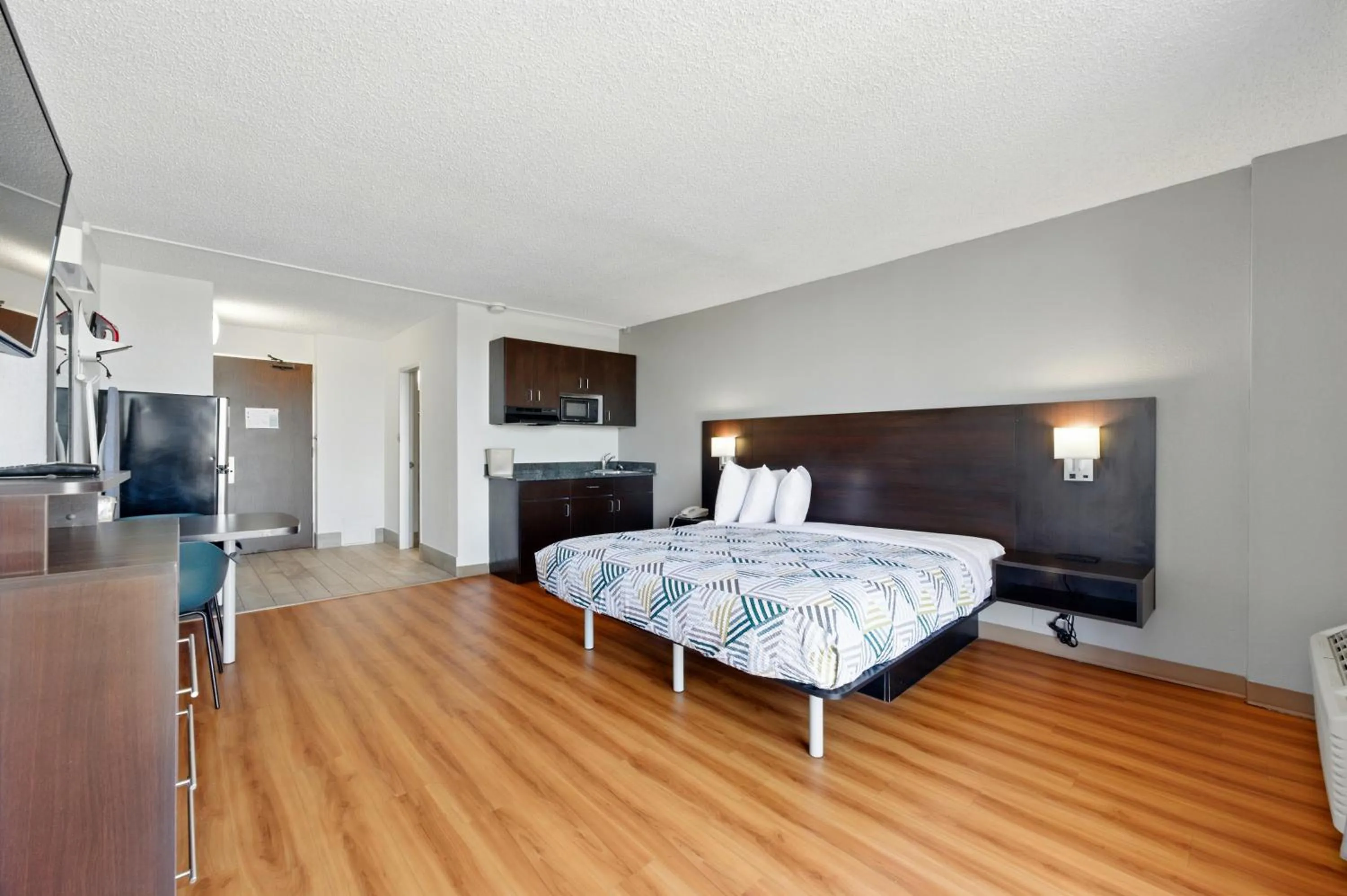 Photo of the whole room, Bed in Motel 6-Atlanta, GA - Atlanta Airport