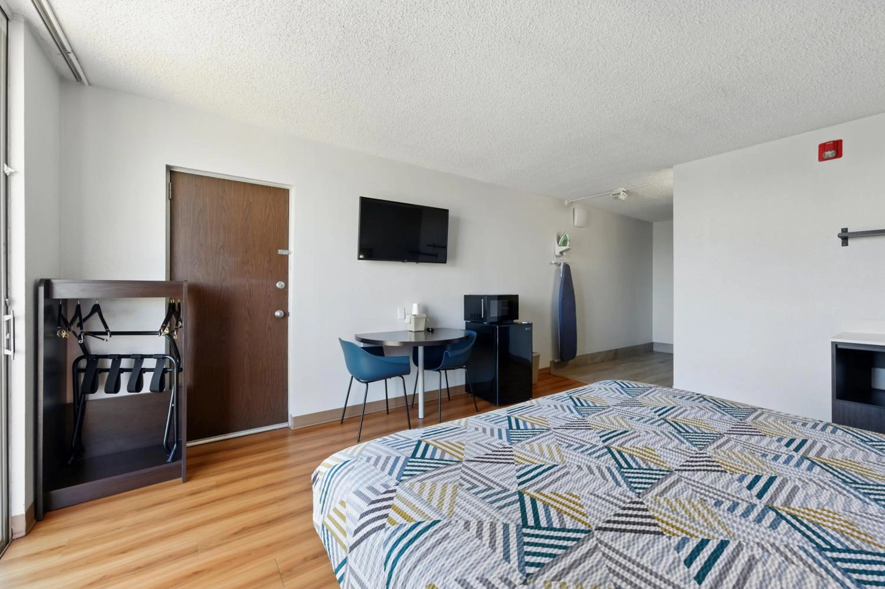Dining area, Bed in Motel 6-Atlanta, GA - Atlanta Airport