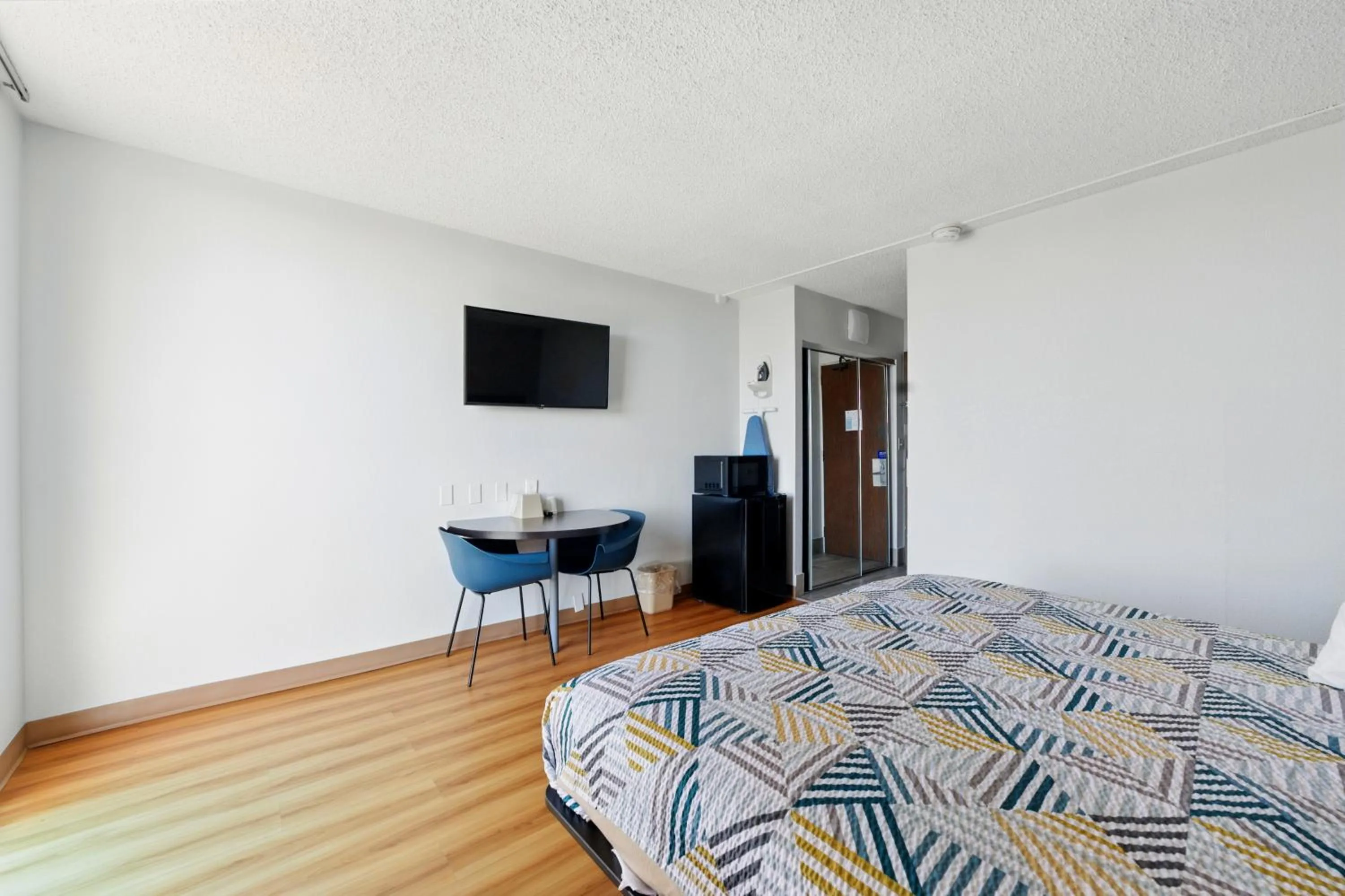 Dining area, Bed in Motel 6-Atlanta, GA - Atlanta Airport