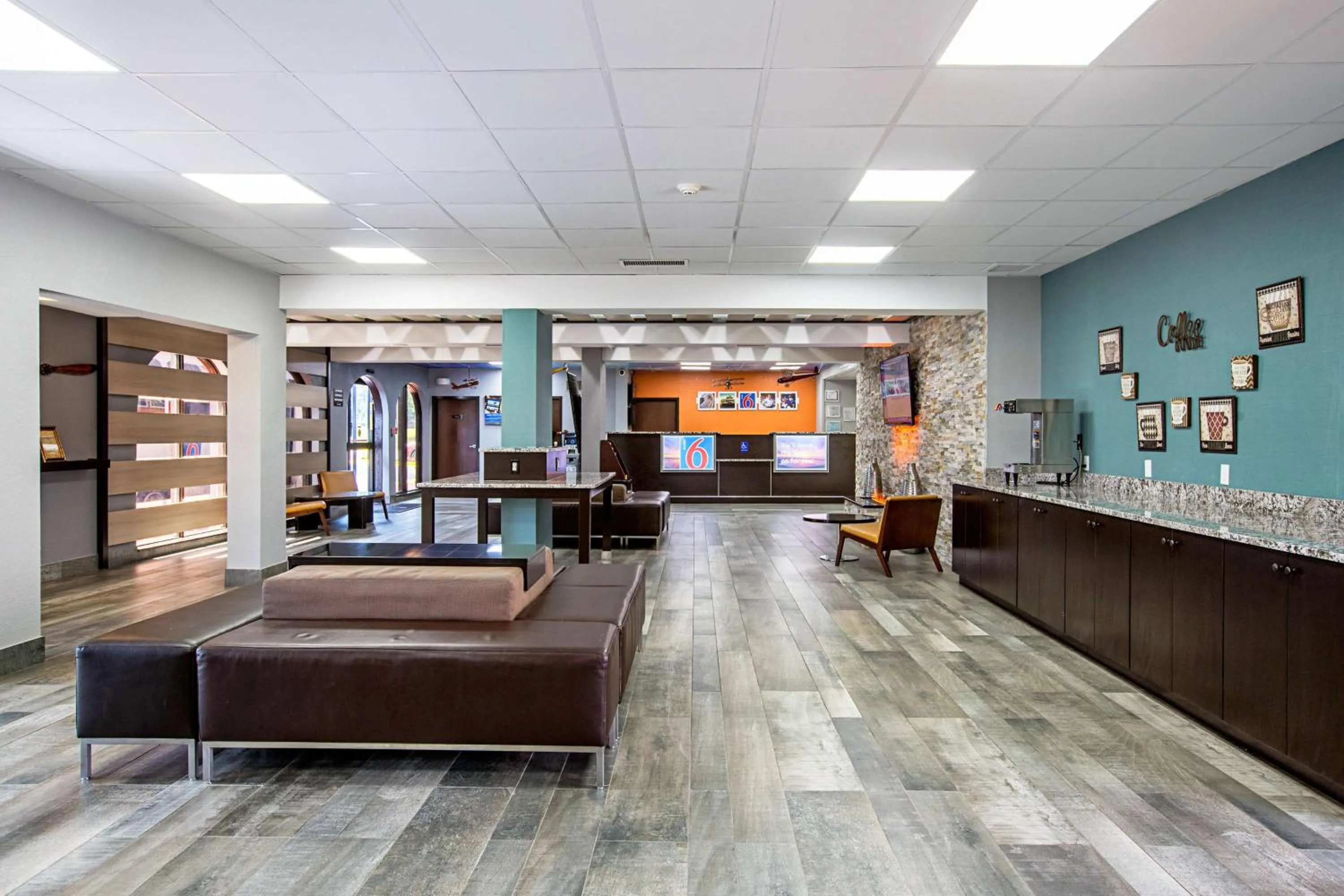 Communal lounge/ TV room in Motel 6-Atlanta, GA - Atlanta Airport