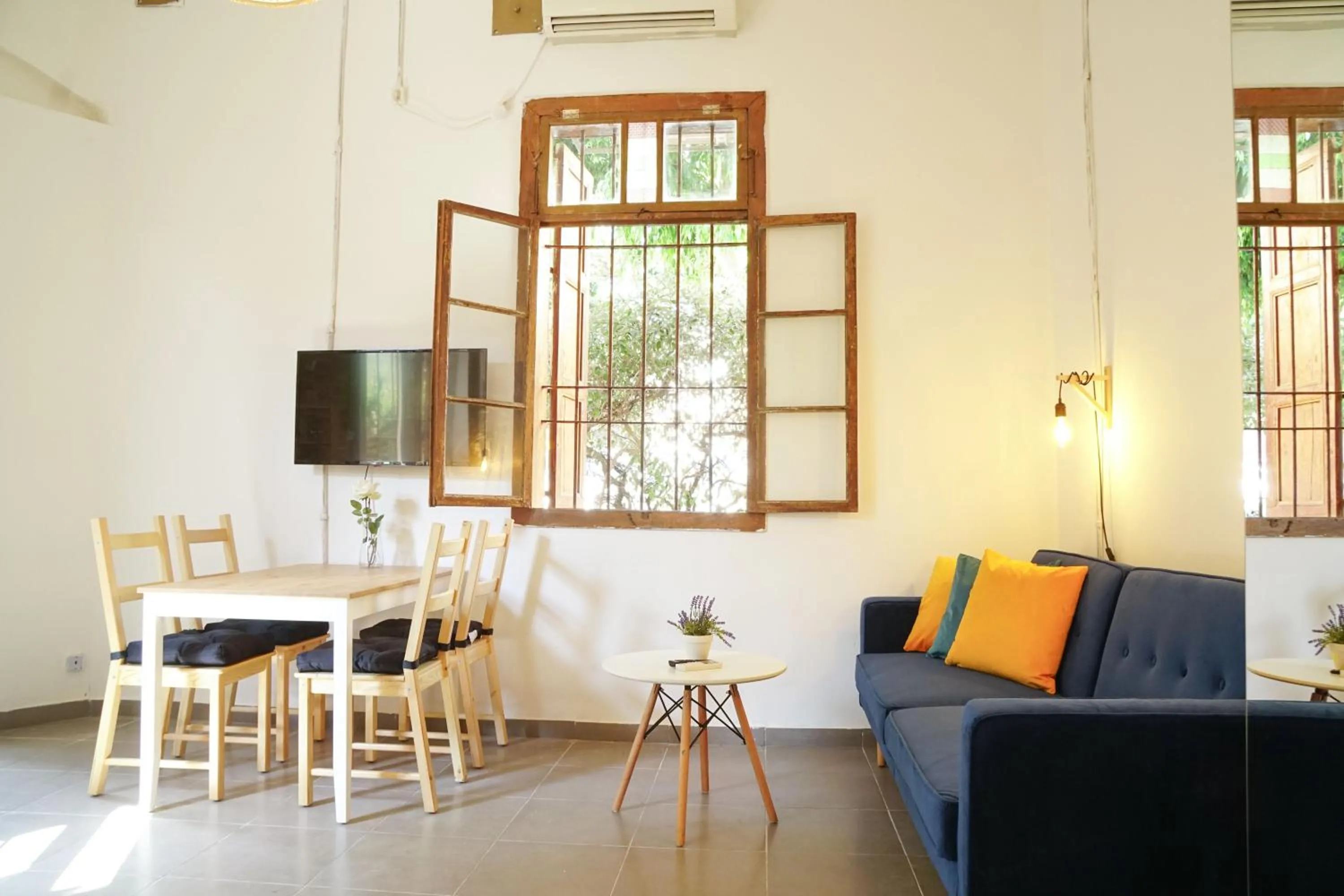 TV and multimedia in Mayer 8 Hotel By Peraia