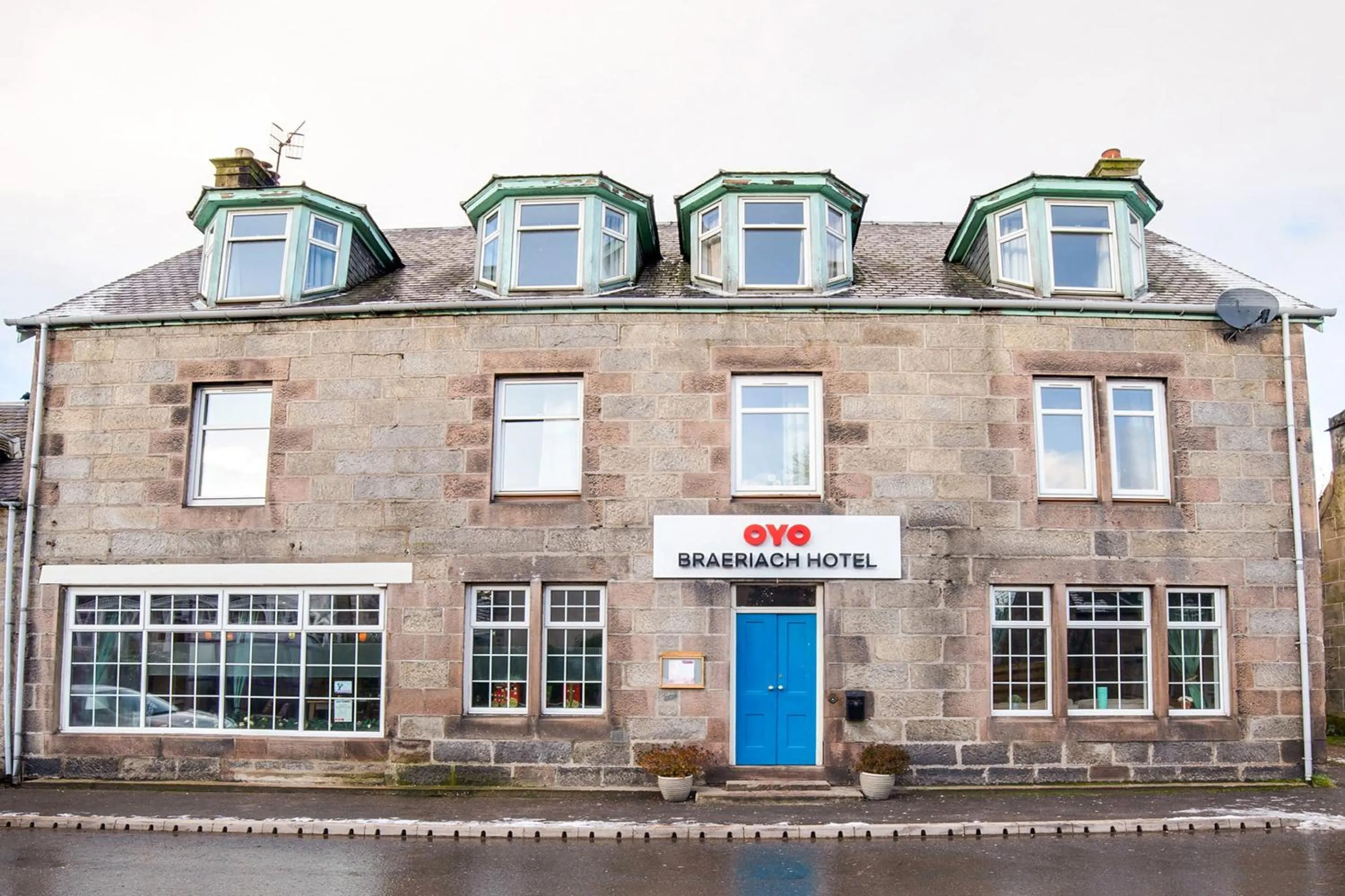 Facade/entrance in OYO Braeriach Hotel, Highlands Scotland