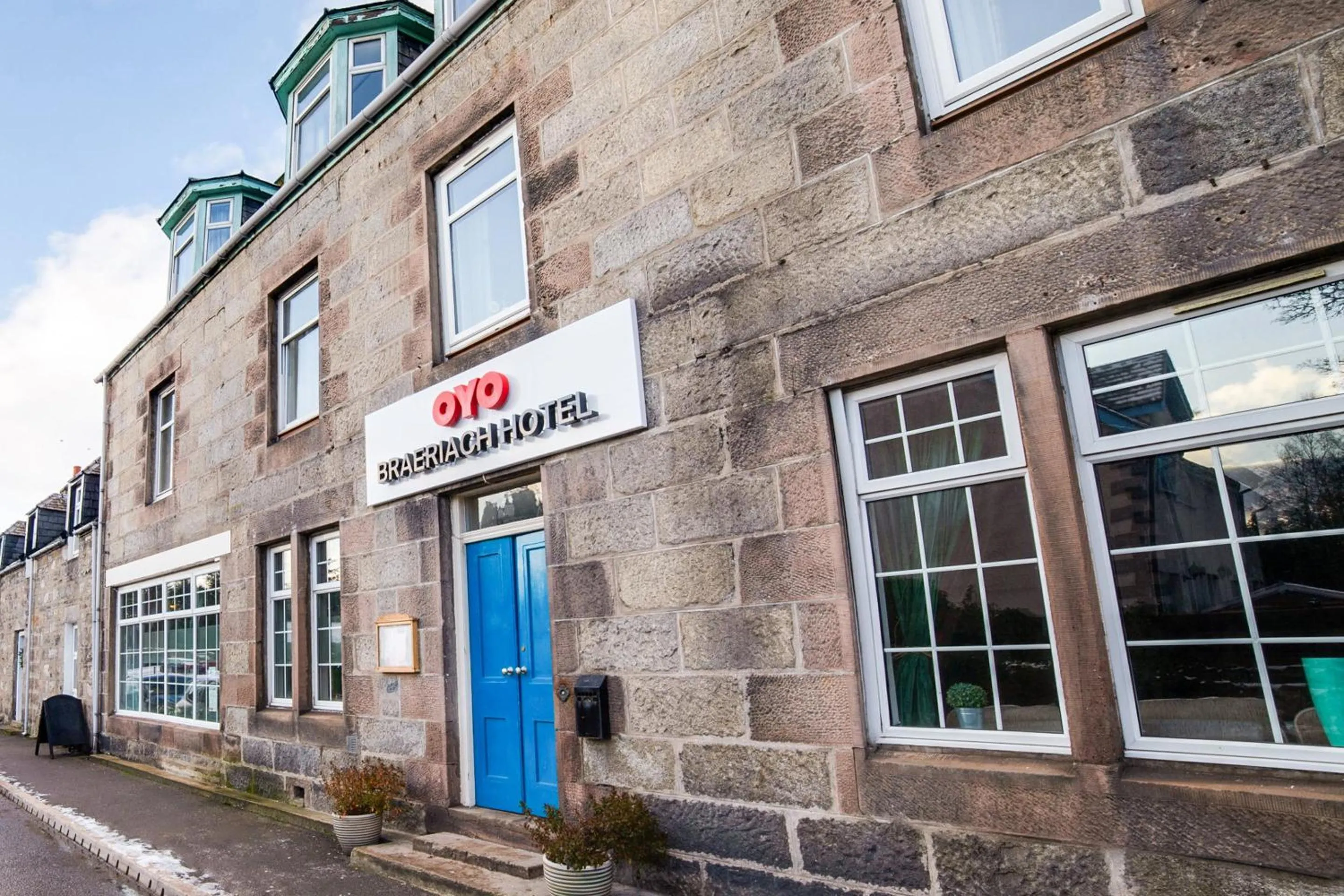 Facade/entrance in OYO Braeriach Hotel, Highlands Scotland