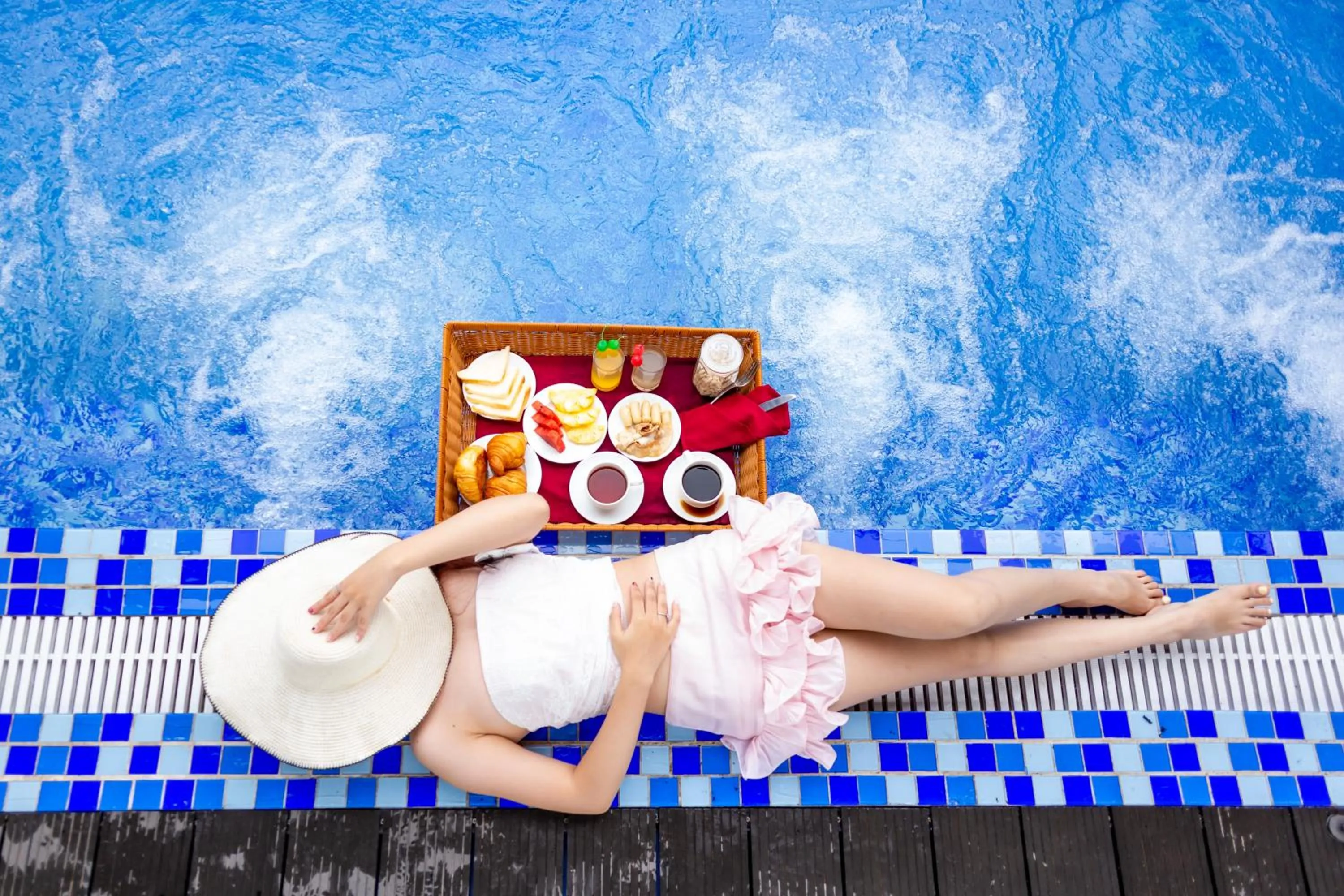 Swimming pool in Shining Central Hotel & Spa