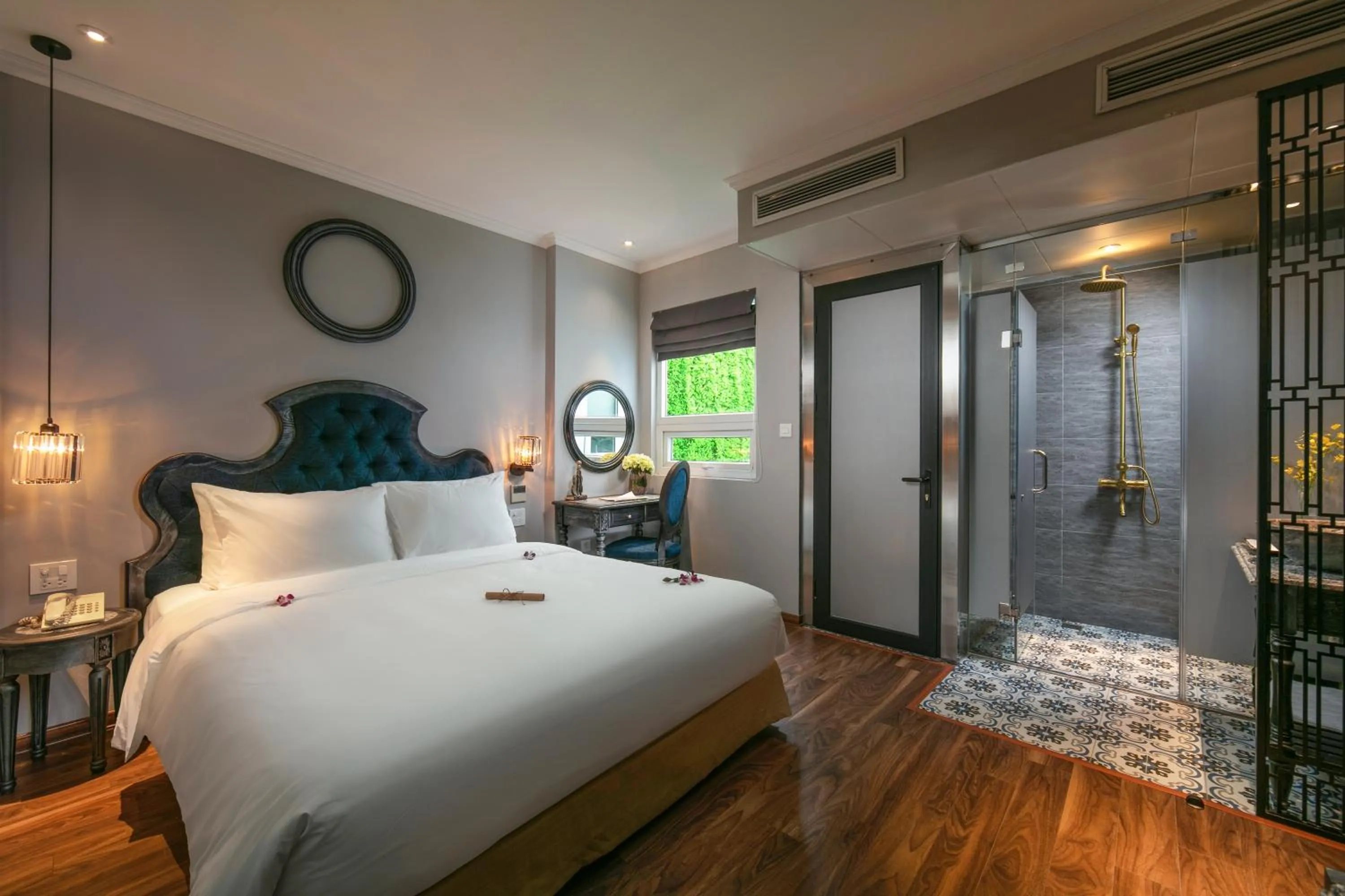 Bedroom, Bed in Shining Central Hotel & Spa