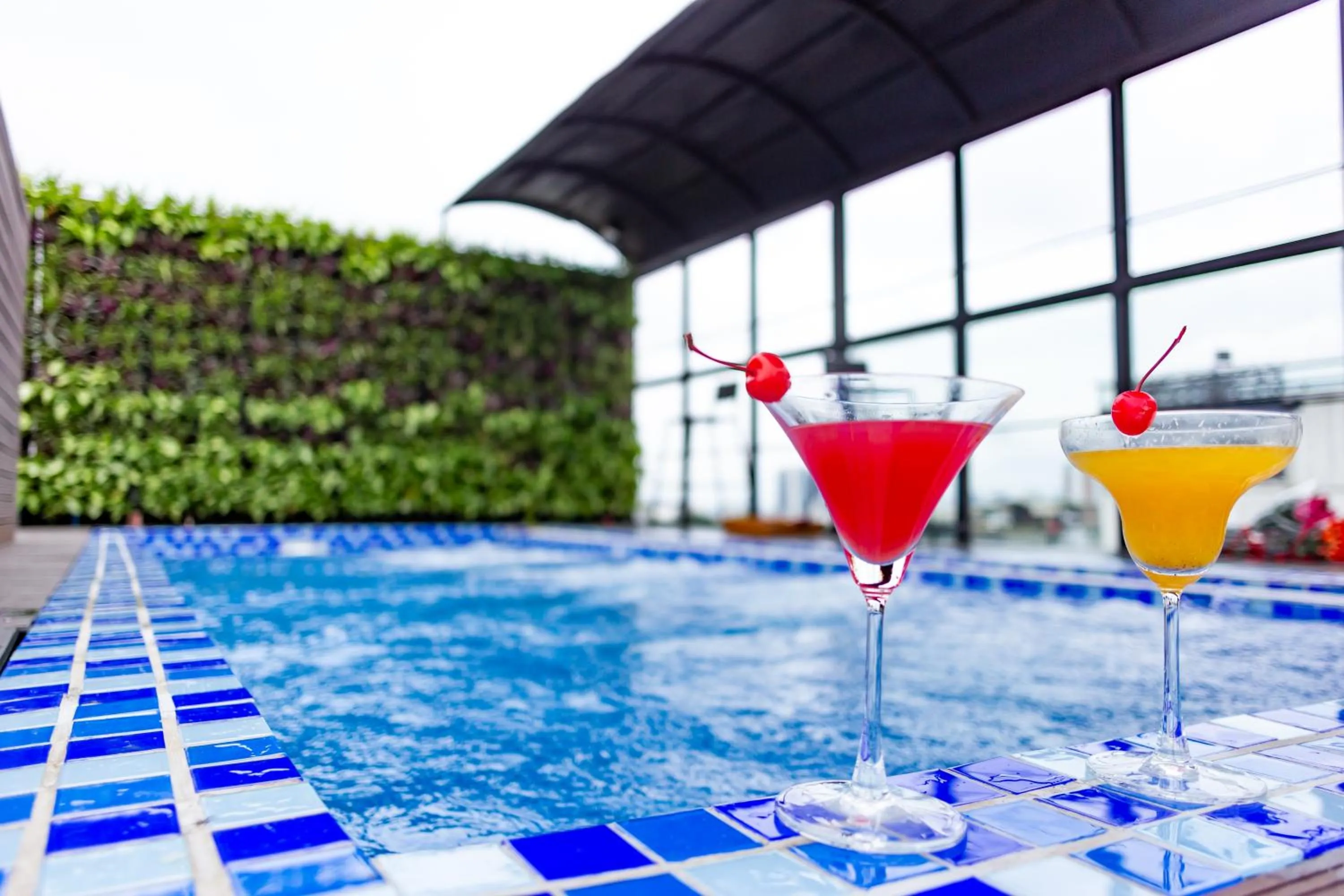 Swimming pool in Shining Central Hotel & Spa