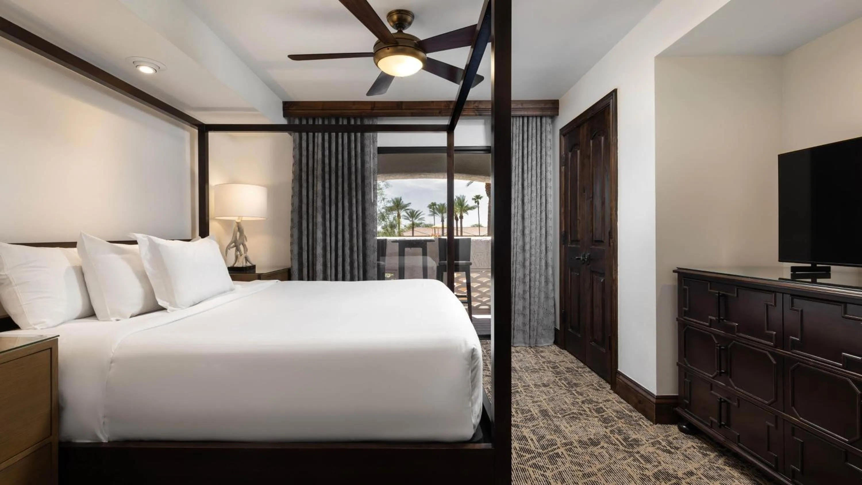 Photo of the whole room, Bed in Holiday Inn Club Vacations Scottsdale Resort