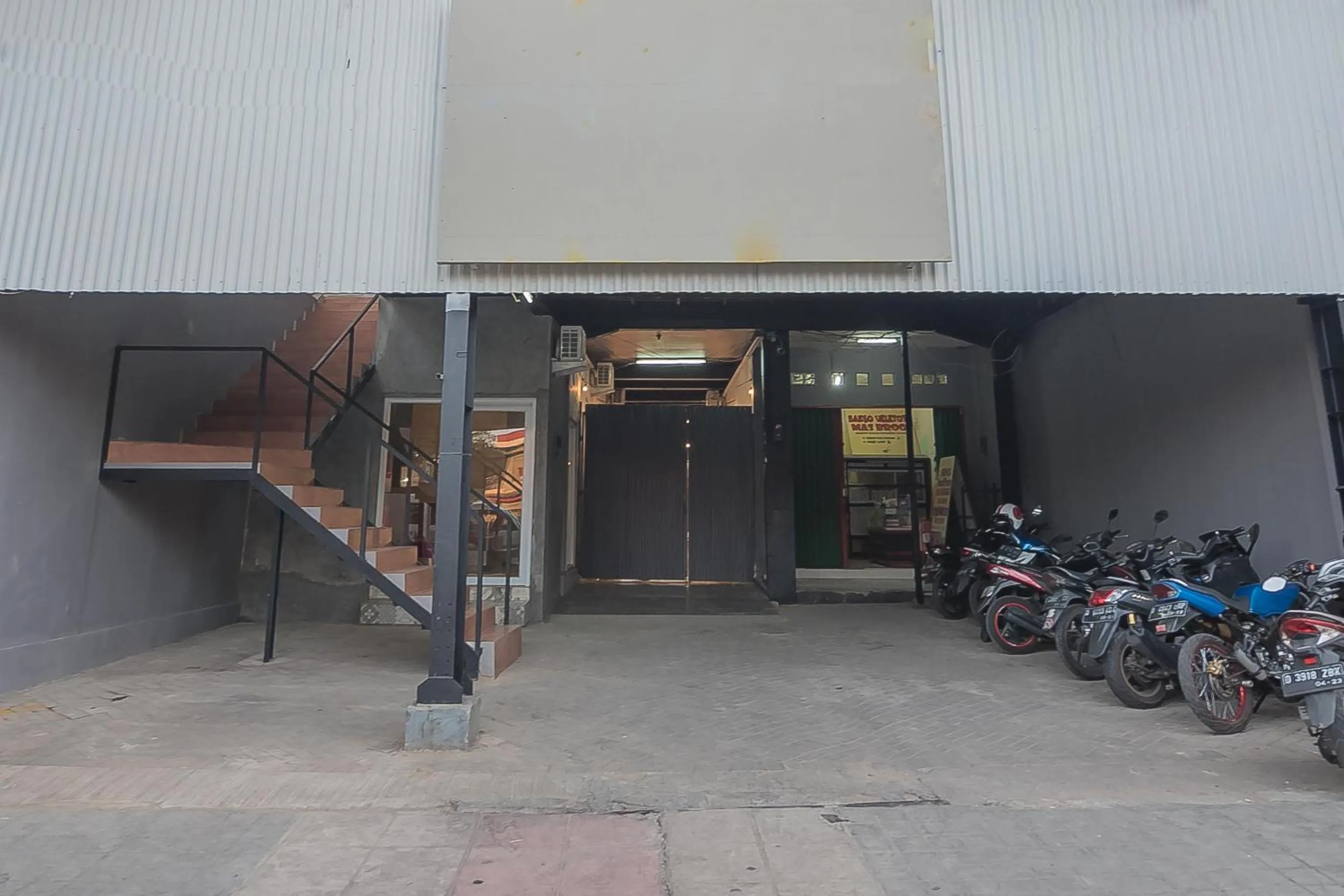 Facade/entrance in RedDoorz @ Kiaracondong