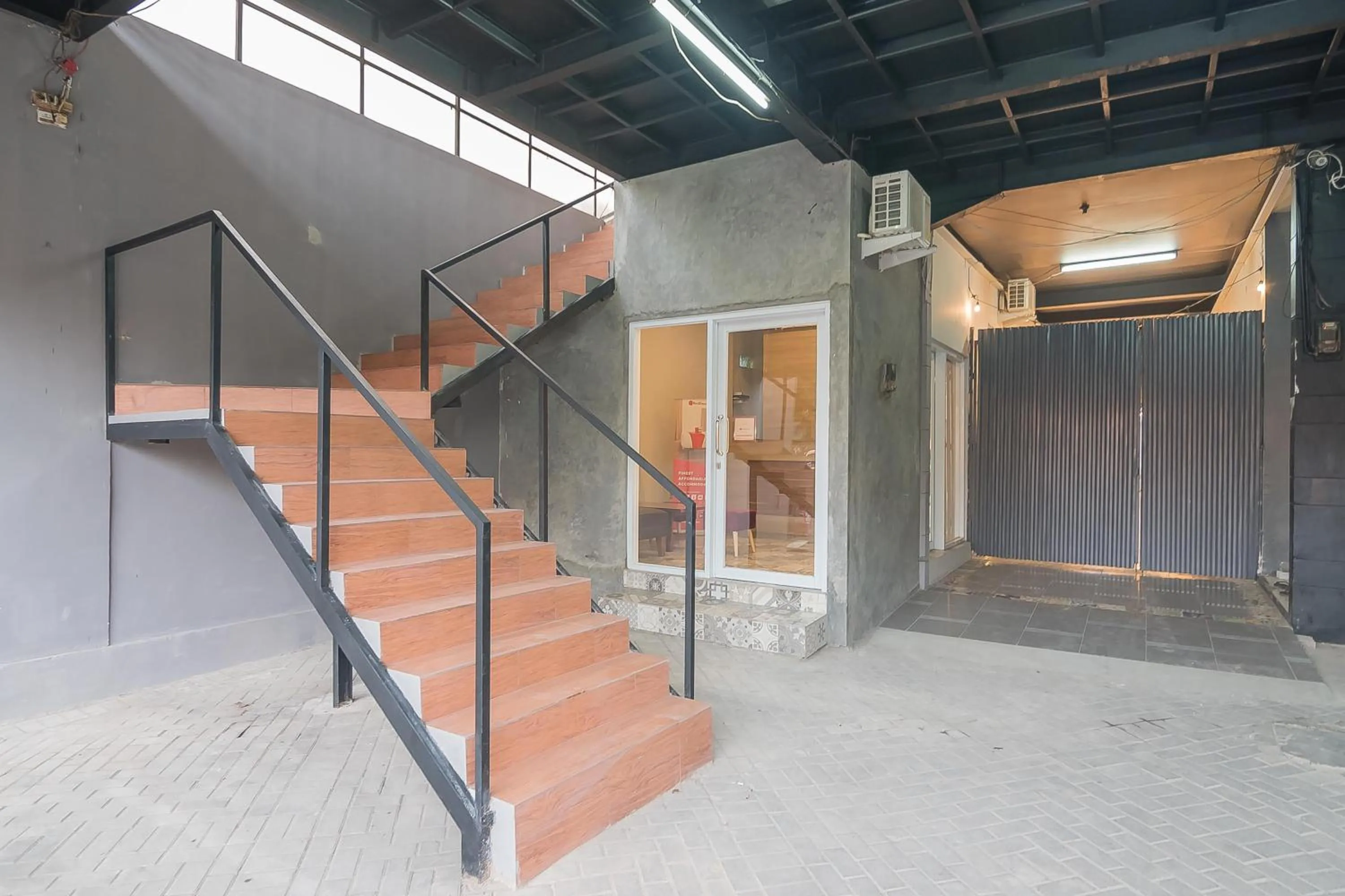 Facade/entrance in RedDoorz @ Kiaracondong