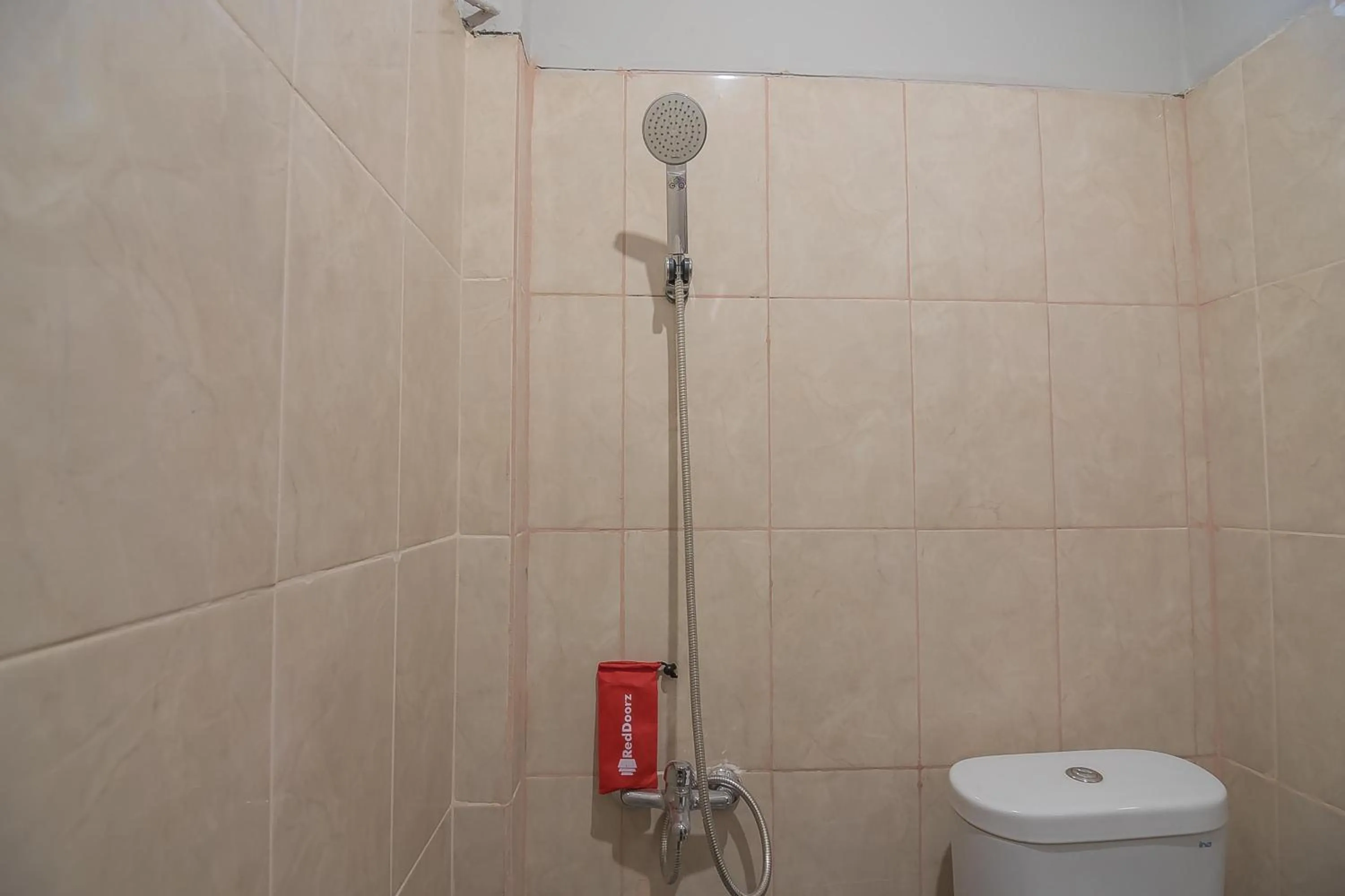 Bathroom in RedDoorz @ Kiaracondong