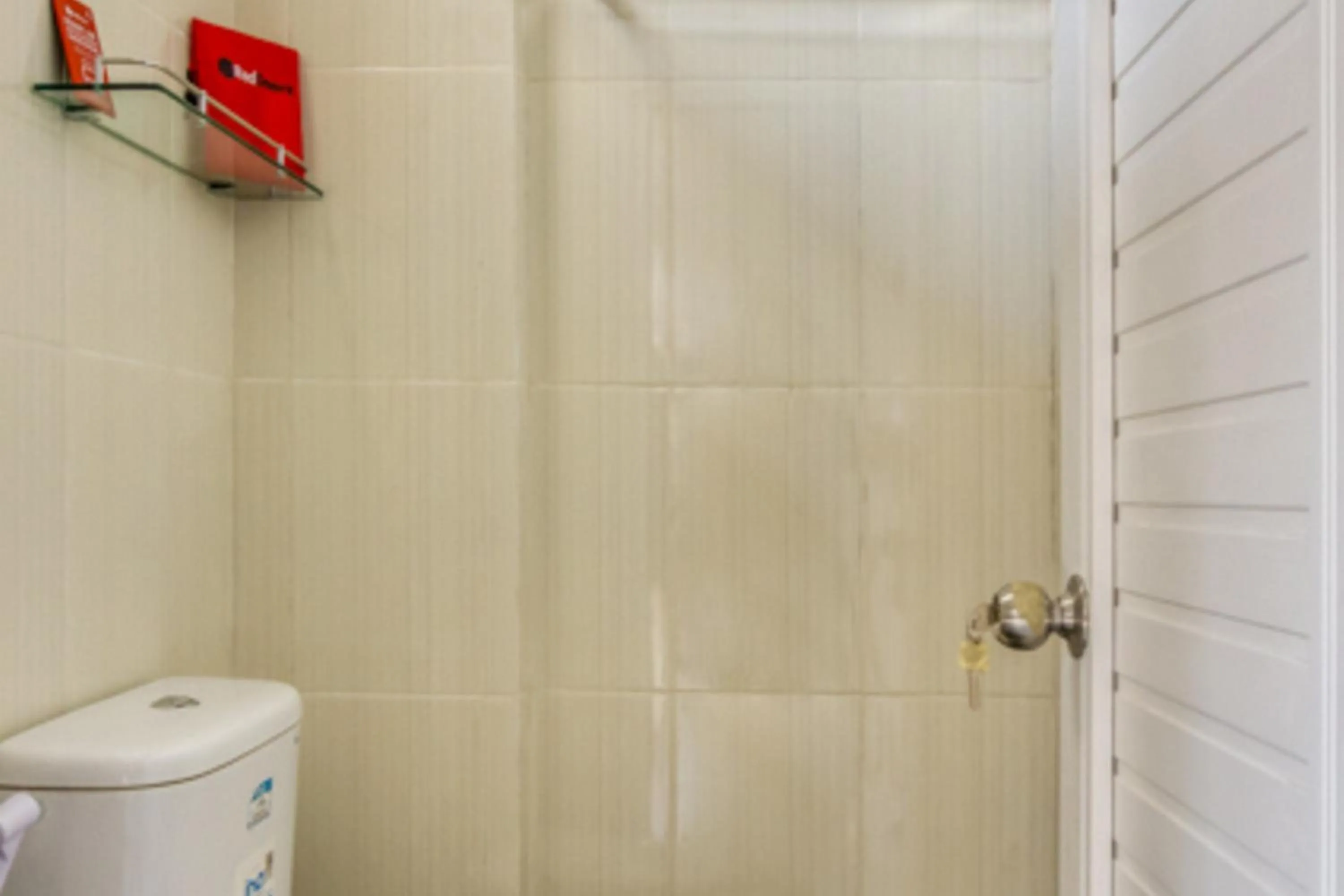 Bathroom in RedDoorz @ Plemburan Jakal 2