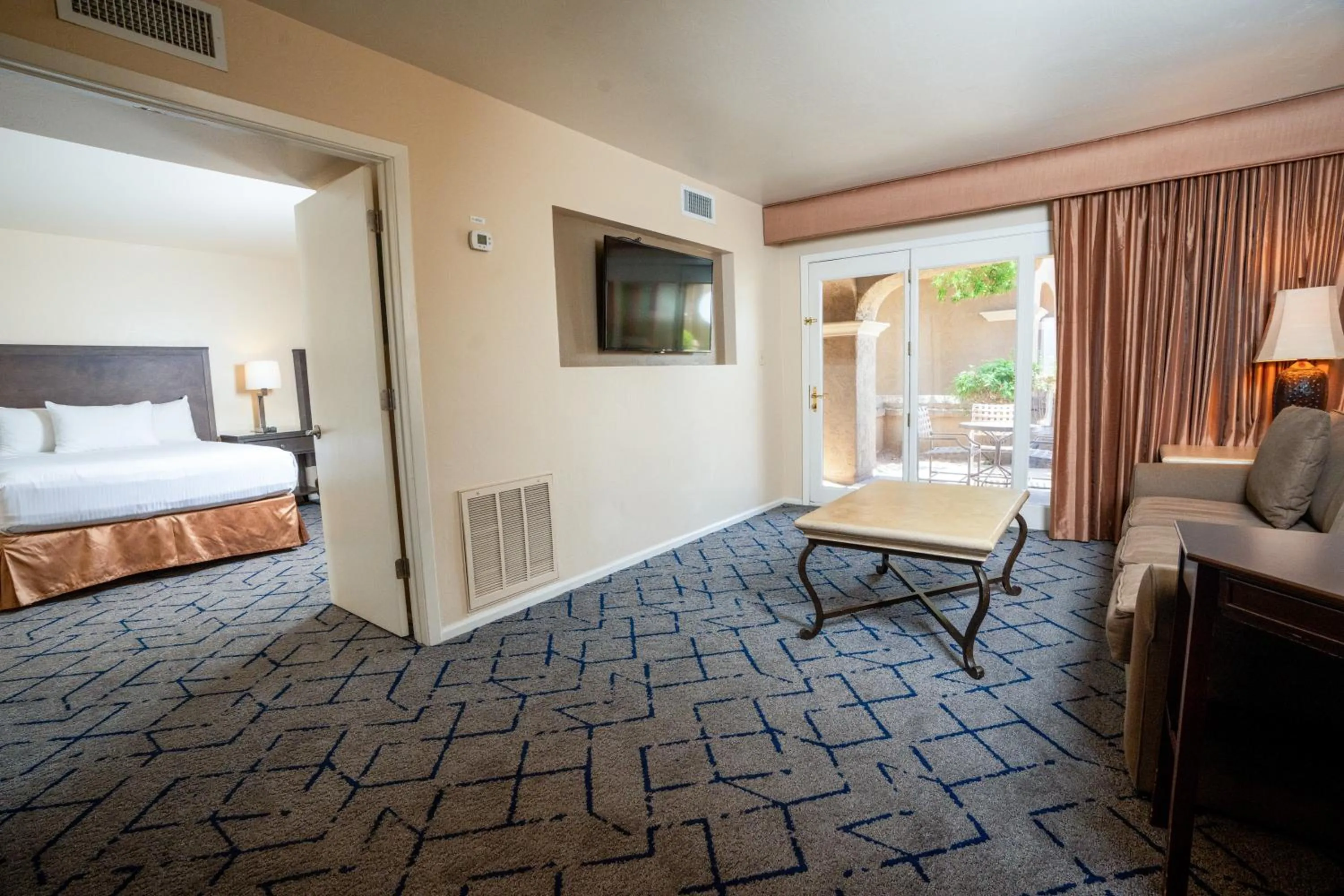 TV and multimedia, Bed in Kimpton Miralina coming soon - Scottsdale Plaza Resort