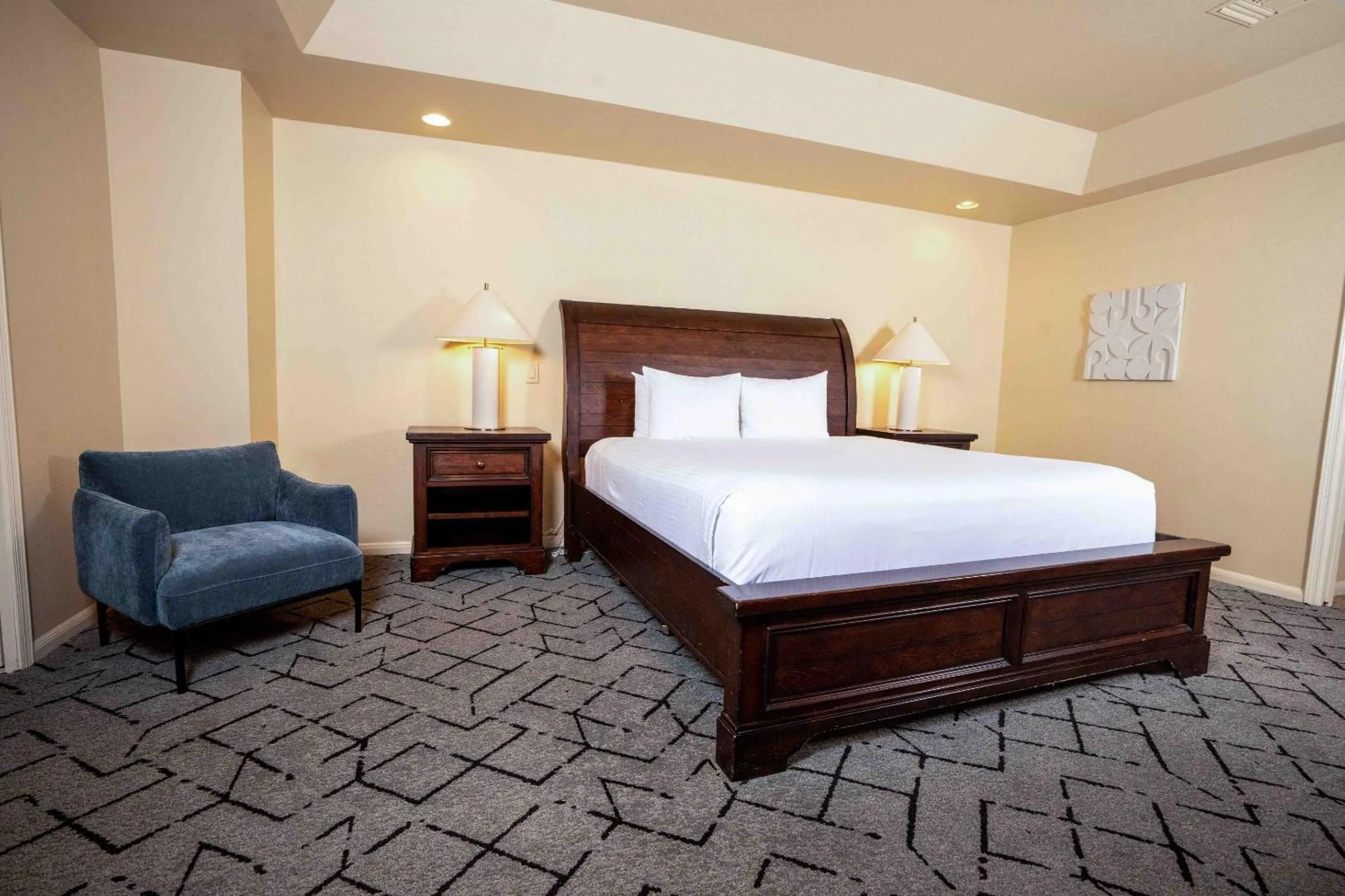 Photo of the whole room, Bed in Kimpton Miralina coming soon - Scottsdale Plaza Resort