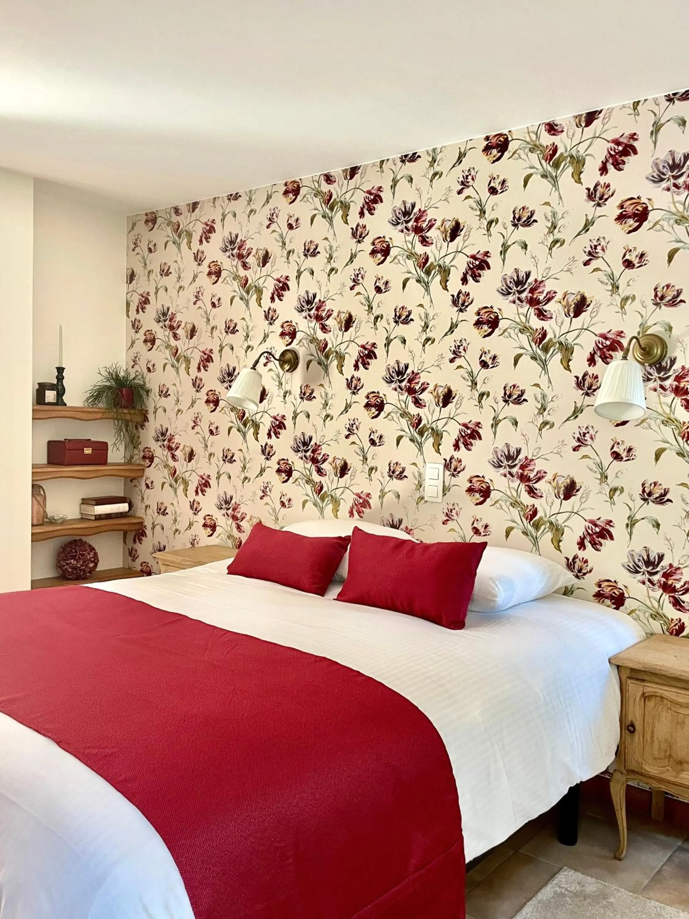 Photo of the whole room, Bed in LES 7 MEUSES - Restaurant & Hébergements HÔTELIERS - INSOLITES - WELLNESS - GÎTES